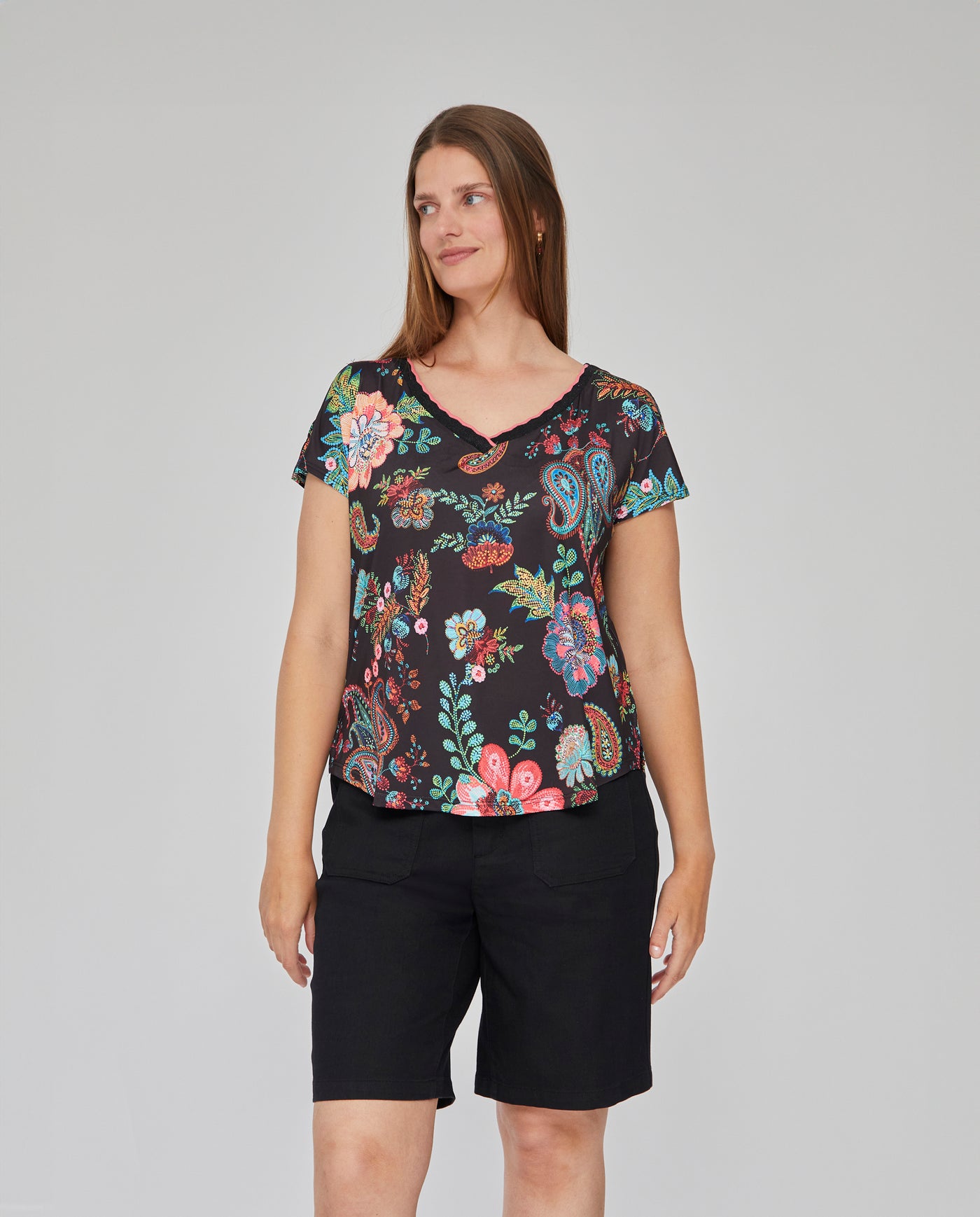 CAMISETA ESTAMPADA CON ESCOTE PICO NEGRO