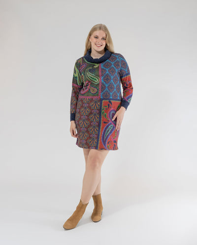 Mujer rubia sonriendo con un vestido estampado con flores en varios colores.  Tienda de ropas de october.es moda
