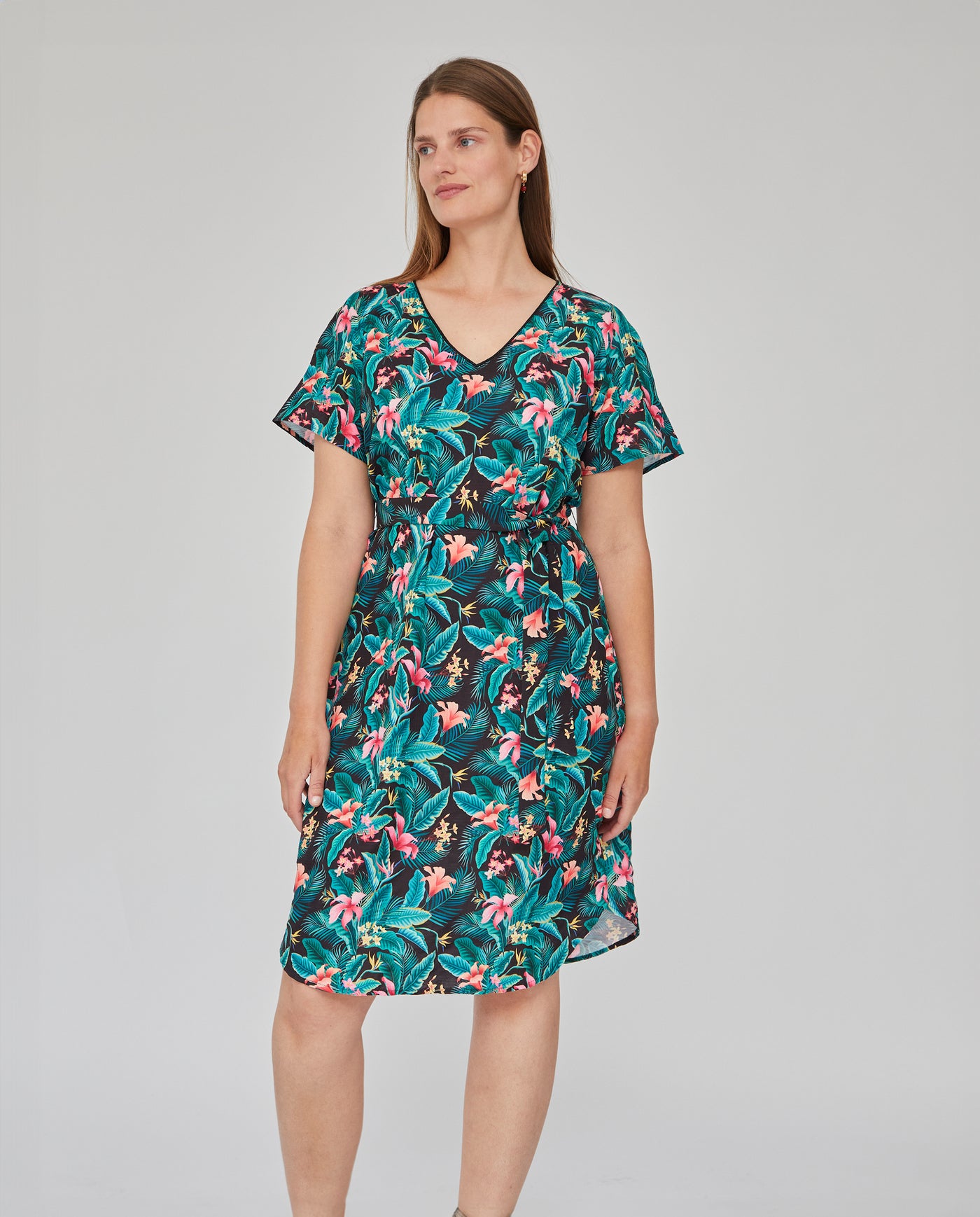 VESTIDO ESTAMPADO CON CINTURON NEGRO