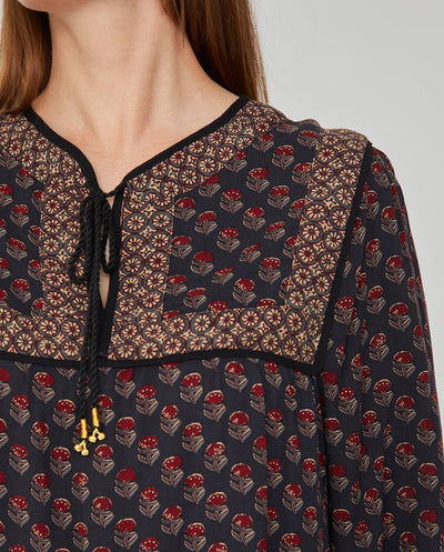BLUSA CON PECHERA Y CENEFA MARRÓN