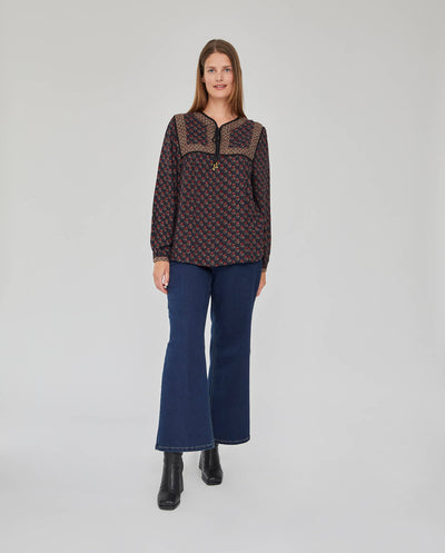 BLUSA CON PECHERA Y CENEFA MARRÓN