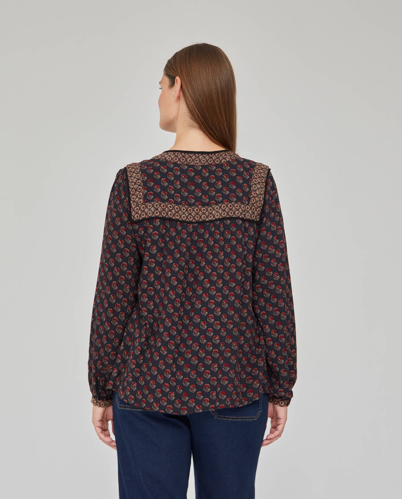 BLUSA CON PECHERA Y CENEFA MARRÓN