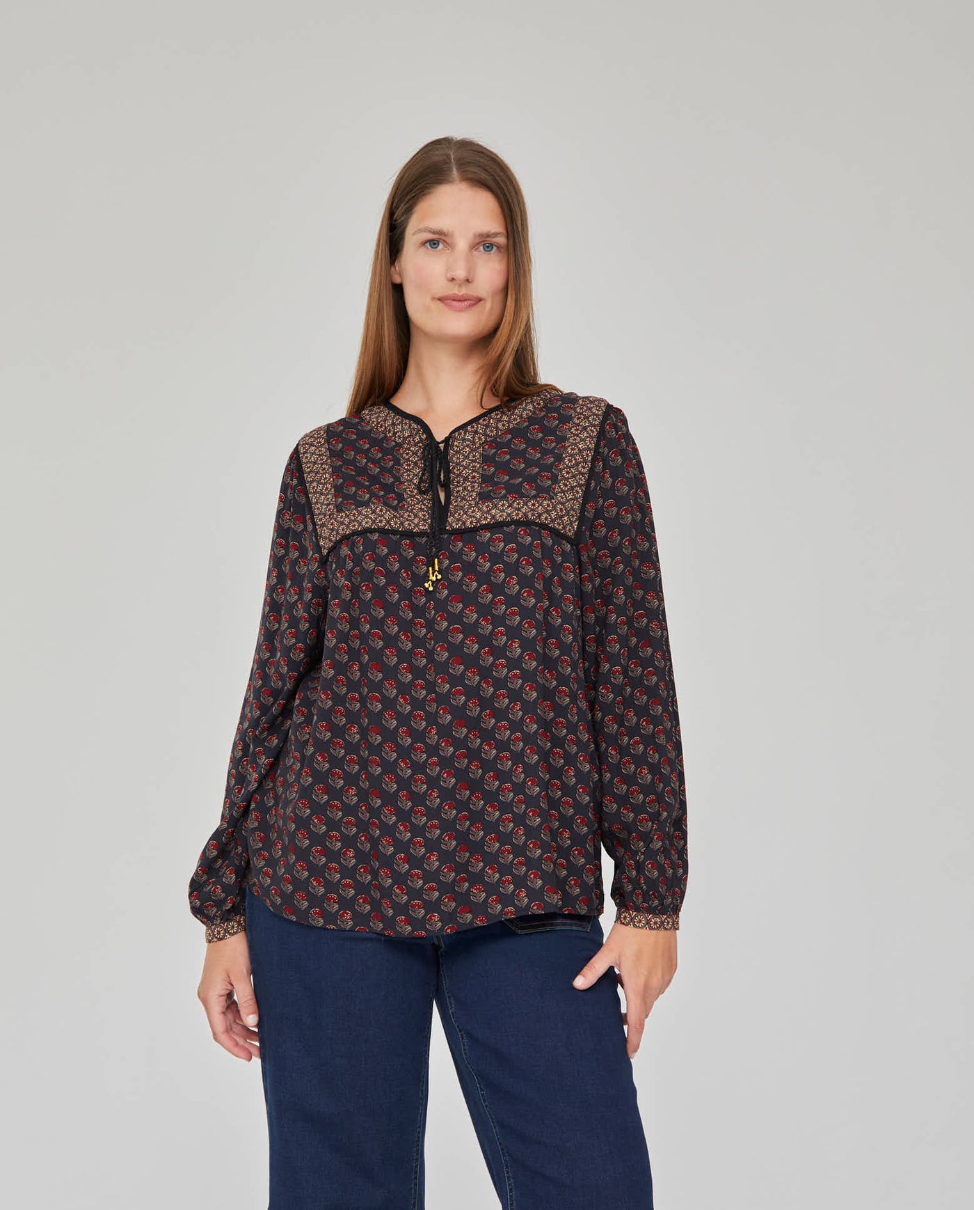 BLUSA CON PECHERA Y CENEFA MARRÓN