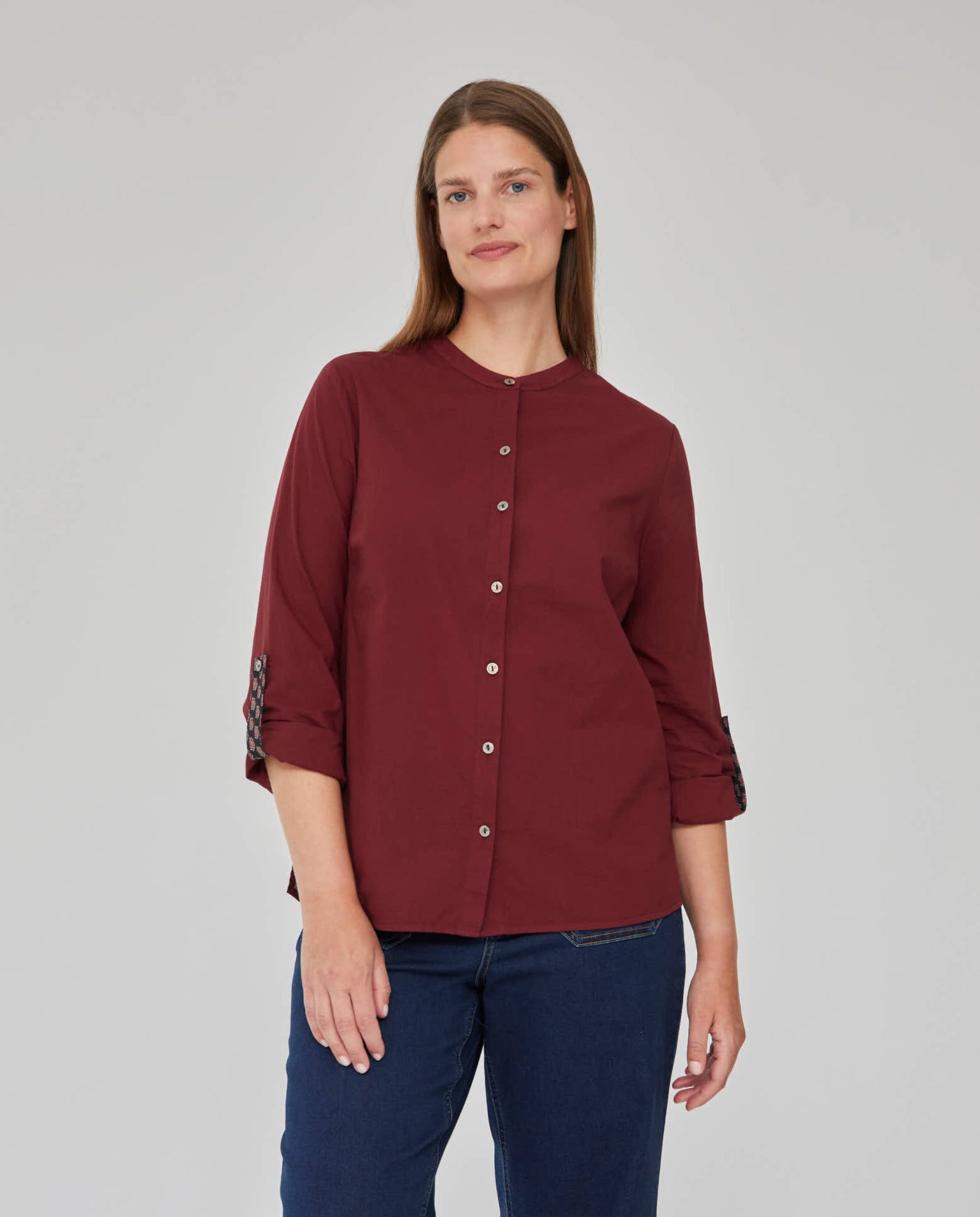 BLUSA CUELLO MAO Y MANGA LARGA TINTE EN PRENDA GRANATE