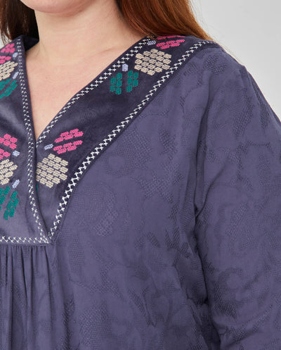 BLUSA ESCOTE PICO CON BORDADO AZUL INDIGO