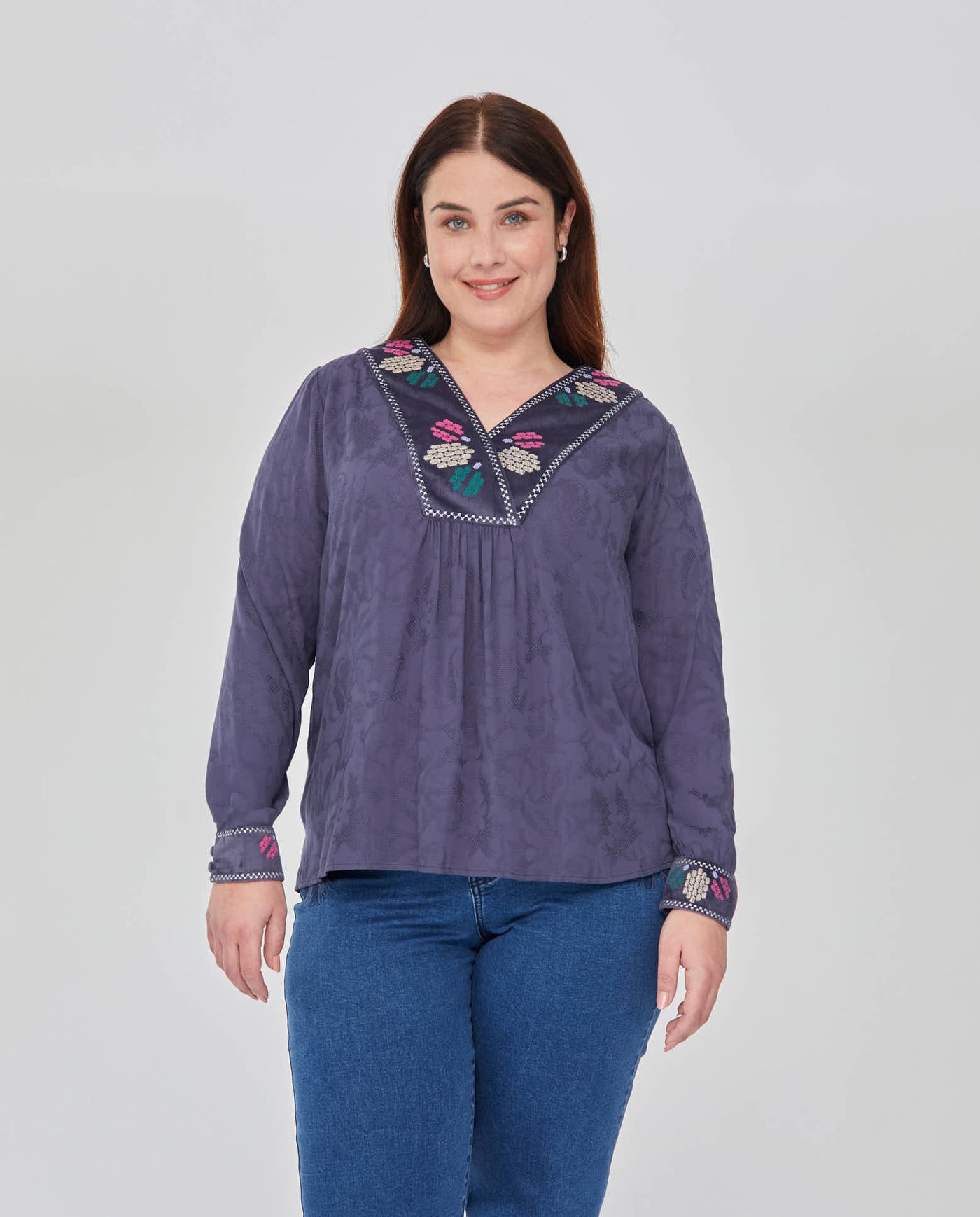 BLUSA ESCOTE PICO CON BORDADO AZUL INDIGO