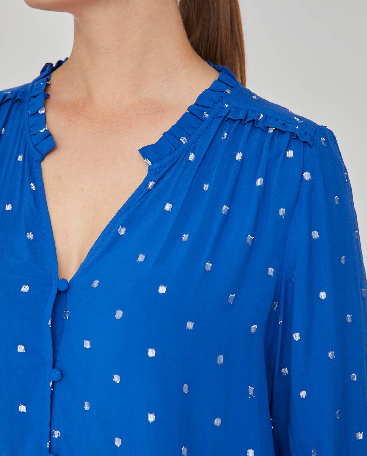 BLUSA ESCOTE PICO Y MANGA LARGA CON TEJIDO PLUMETI AZUL
