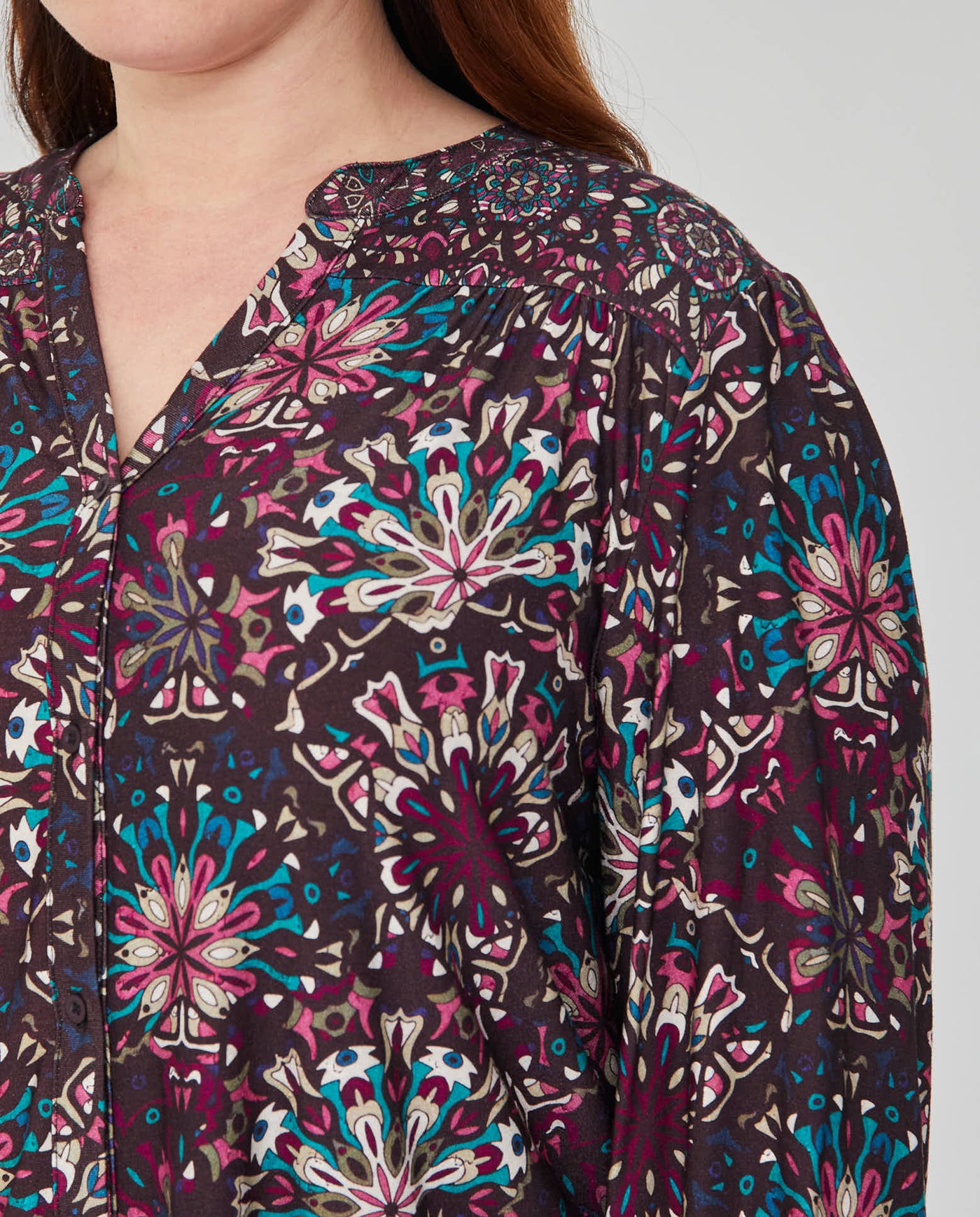 BLUSA CON ESCOTE PICO Y CANESU VIOLETA