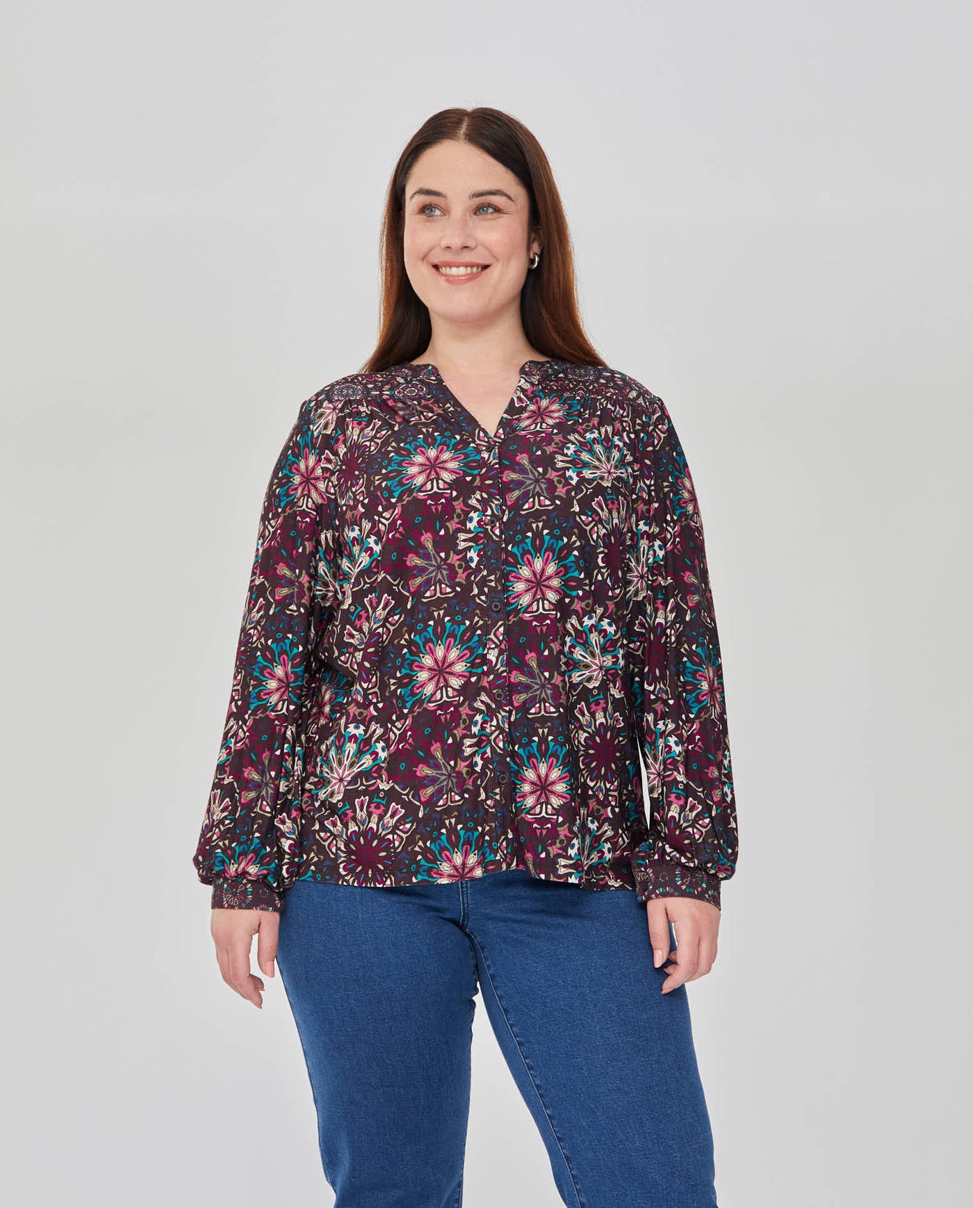 BLUSA CON ESCOTE PICO Y CANESU VIOLETA