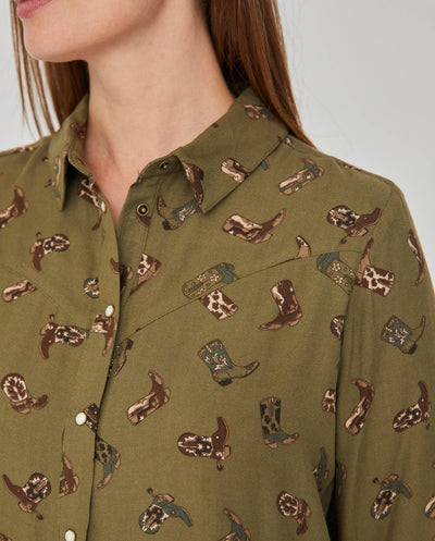 BLUSA ESTAMPADA CON CUELLO SOLAPA  VERDE MUSGO