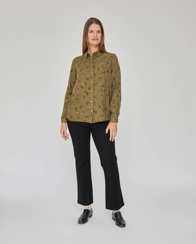 BLUSA ESTAMPADA CON CUELLO SOLAPA  VERDE MUSGO