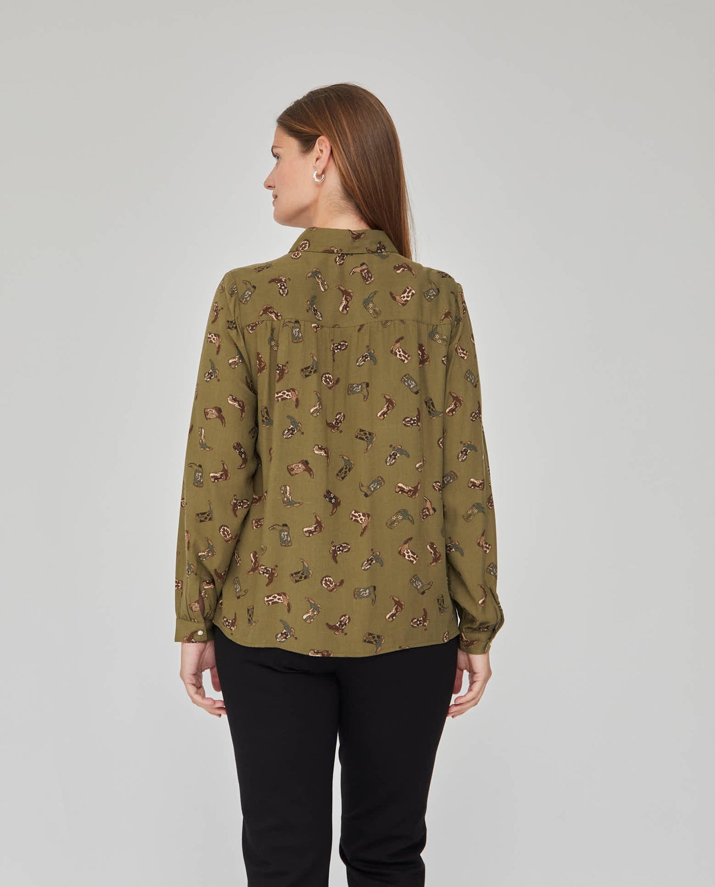 BLUSA ESTAMPADA CON CUELLO SOLAPA  VERDE MUSGO