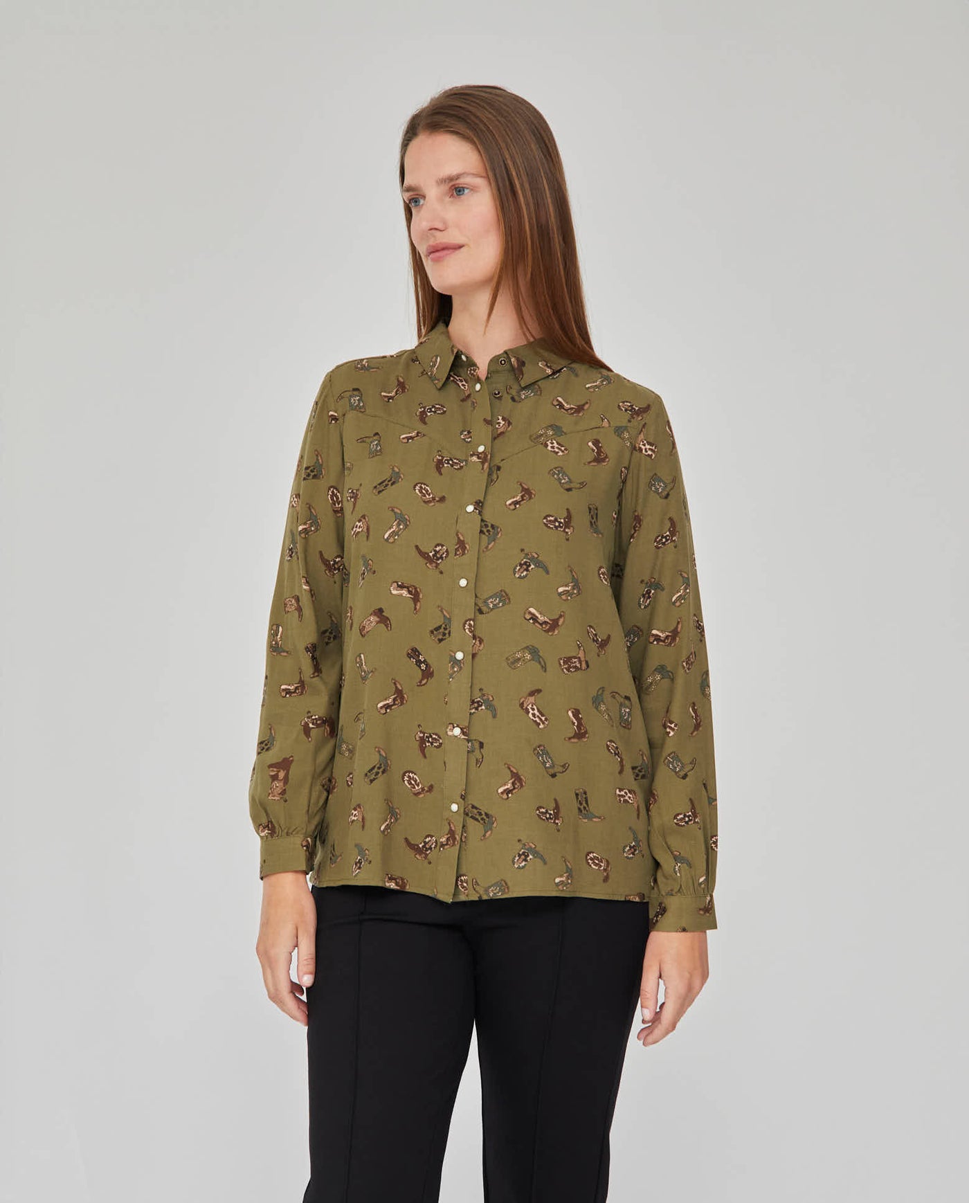 BLUSA ESTAMPADA CON CUELLO SOLAPA  VERDE MUSGO