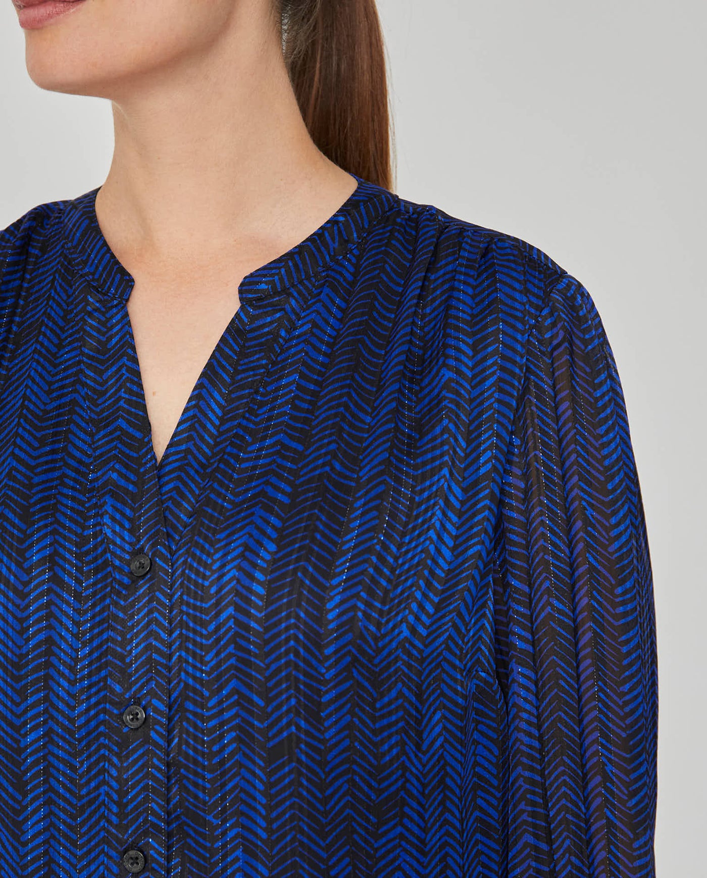 BLUSA ESTAMPADA CON TEJIDO DE HILO METALICO NEGRO