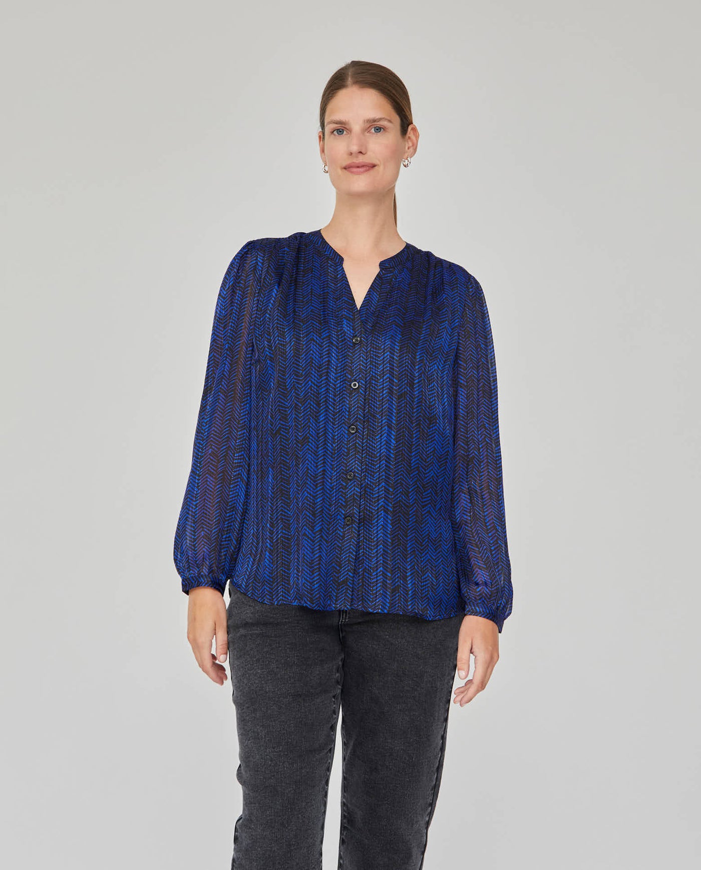 BLUSA ESTAMPADA CON TEJIDO DE HILO METALICO NEGRO