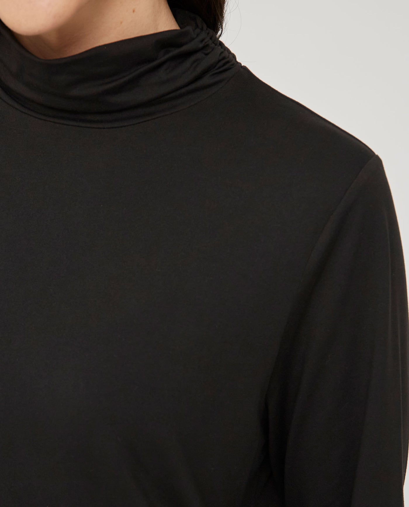 CAMISETA CUELLO ALTO FRUNCIDO  NEGRO