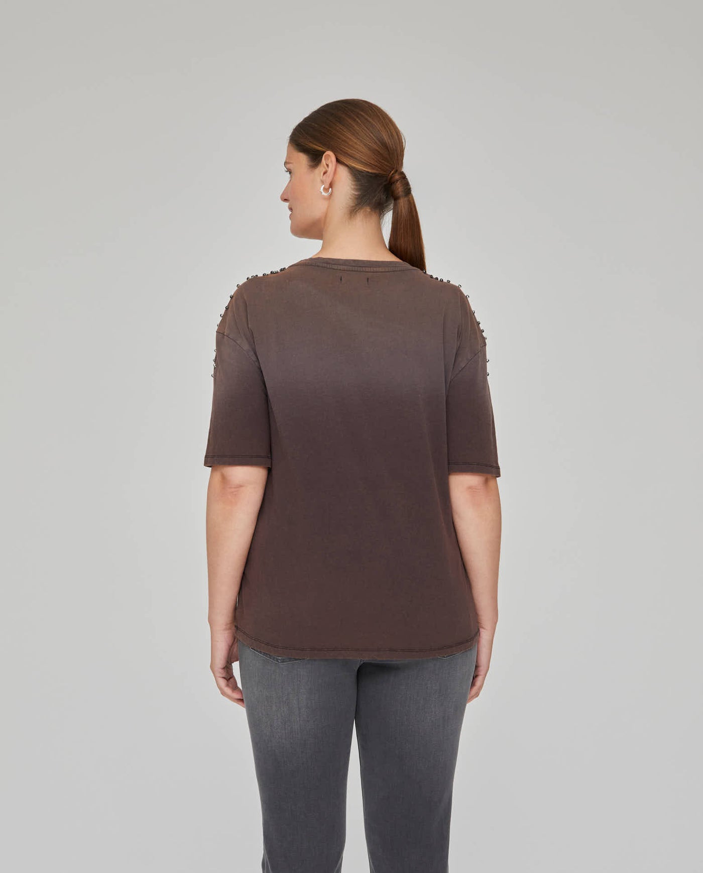 CAMISETA ESTAMPADO POSICIONAL CON STRASS EN HOMBROS  GRIS JASPE