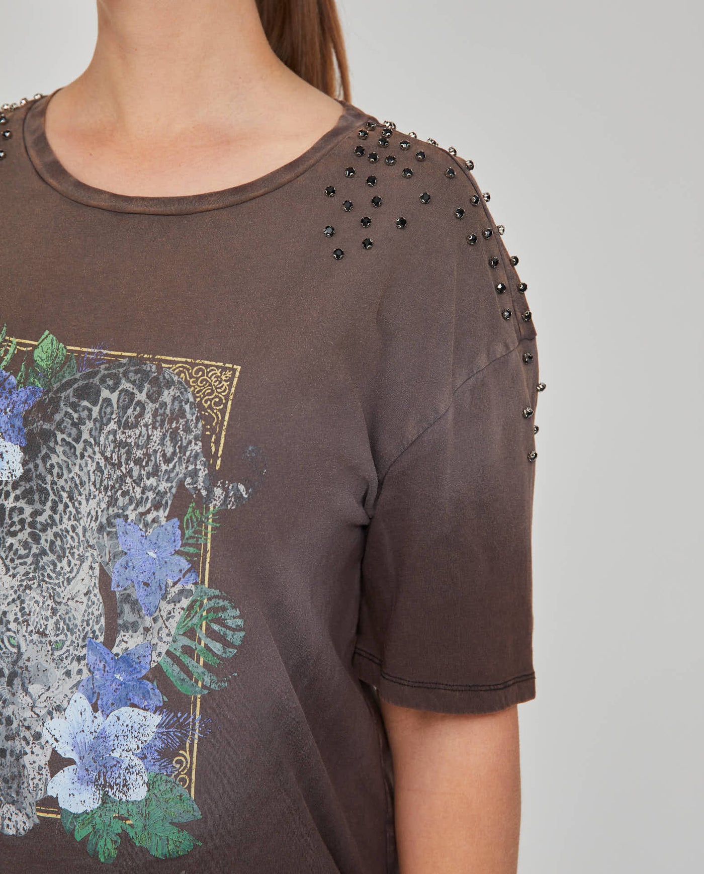 CAMISETA ESTAMPADO POSICIONAL CON STRASS EN HOMBROS  GRIS JASPE