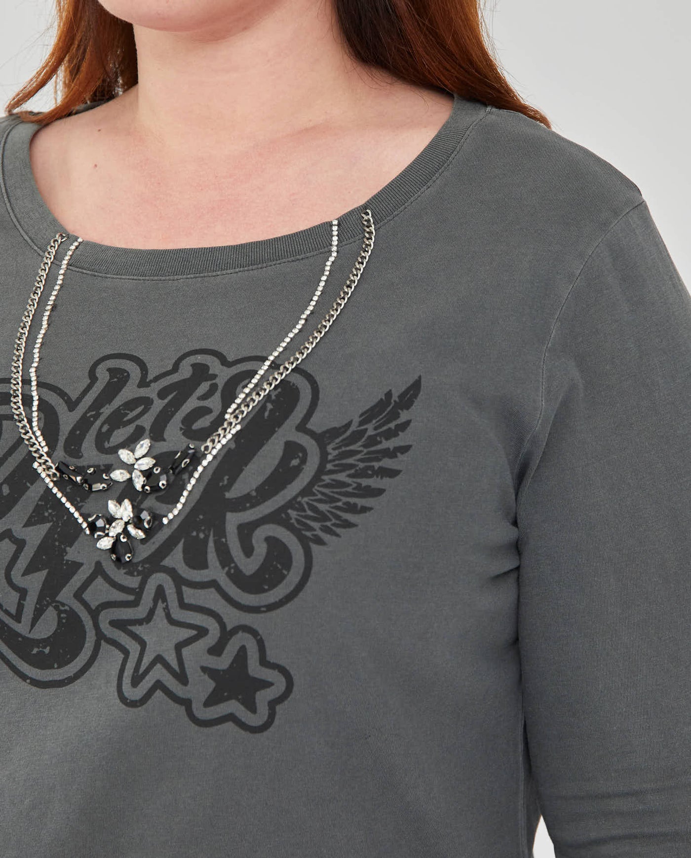 CAMISETA MANGA 3/4 CON ESTAMPADO Y JOYA NEGRO