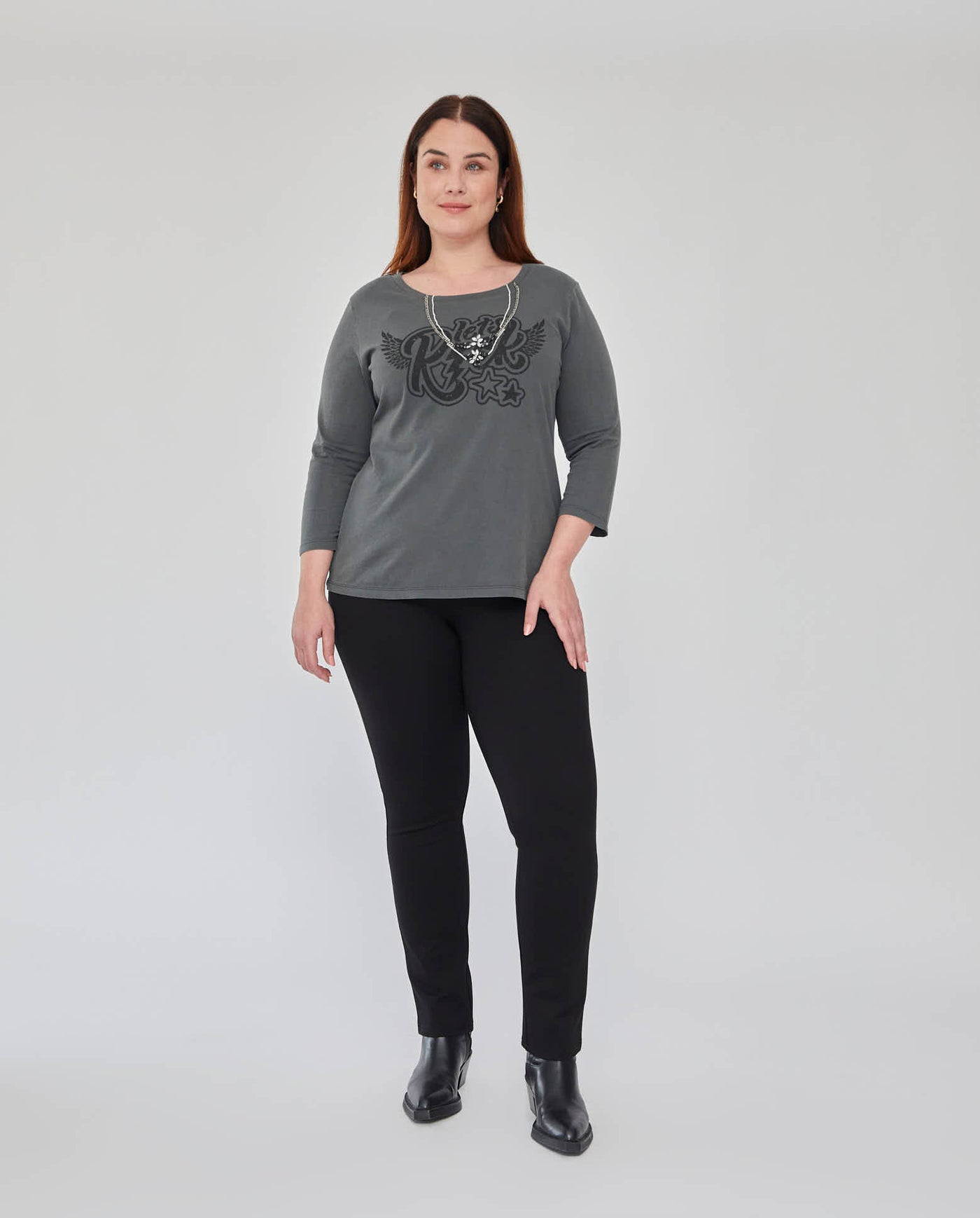 CAMISETA MANGA 3/4 CON ESTAMPADO Y JOYA NEGRO
