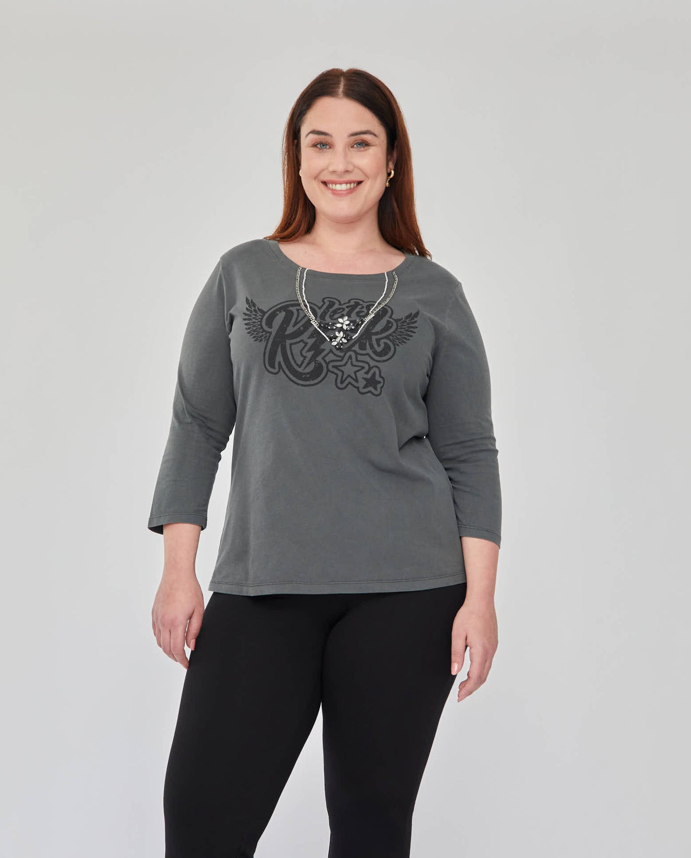 CAMISETA MANGA 3/4 CON ESTAMPADO Y JOYA NEGRO