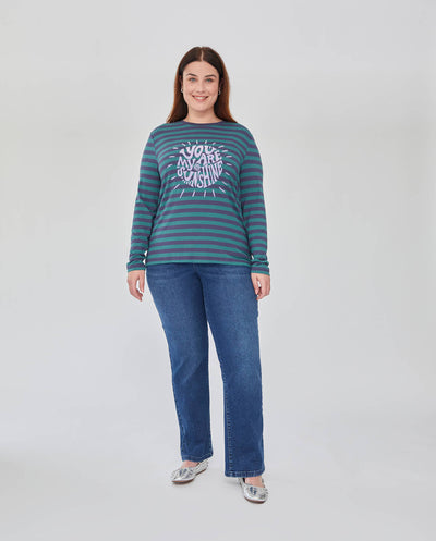CAMISETA RAYAS CON ESTAMPADO POSICIONAL  VIOLETA