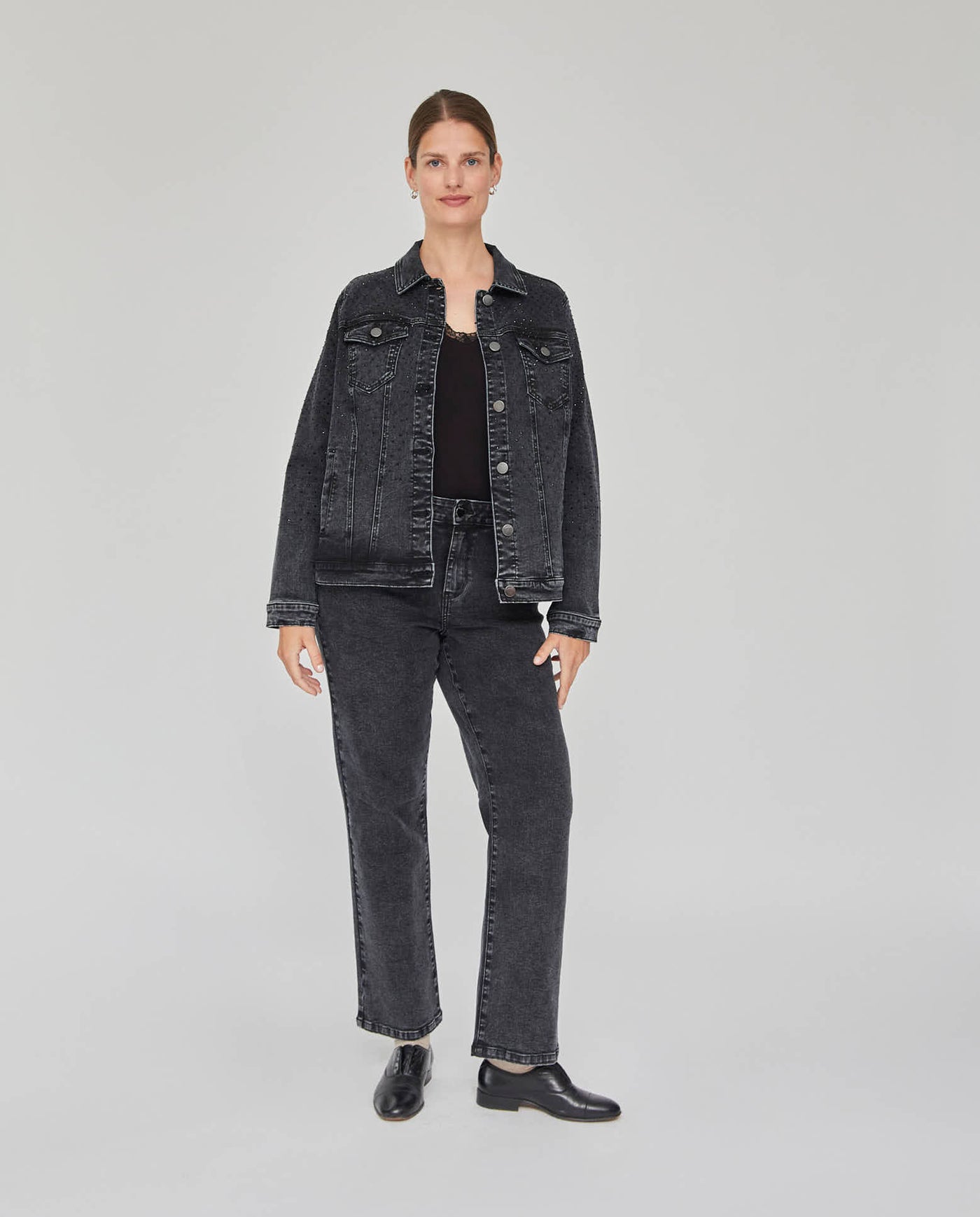 CAZADORA DENIM CON APLICACIONES DE STRASS NEGRO
