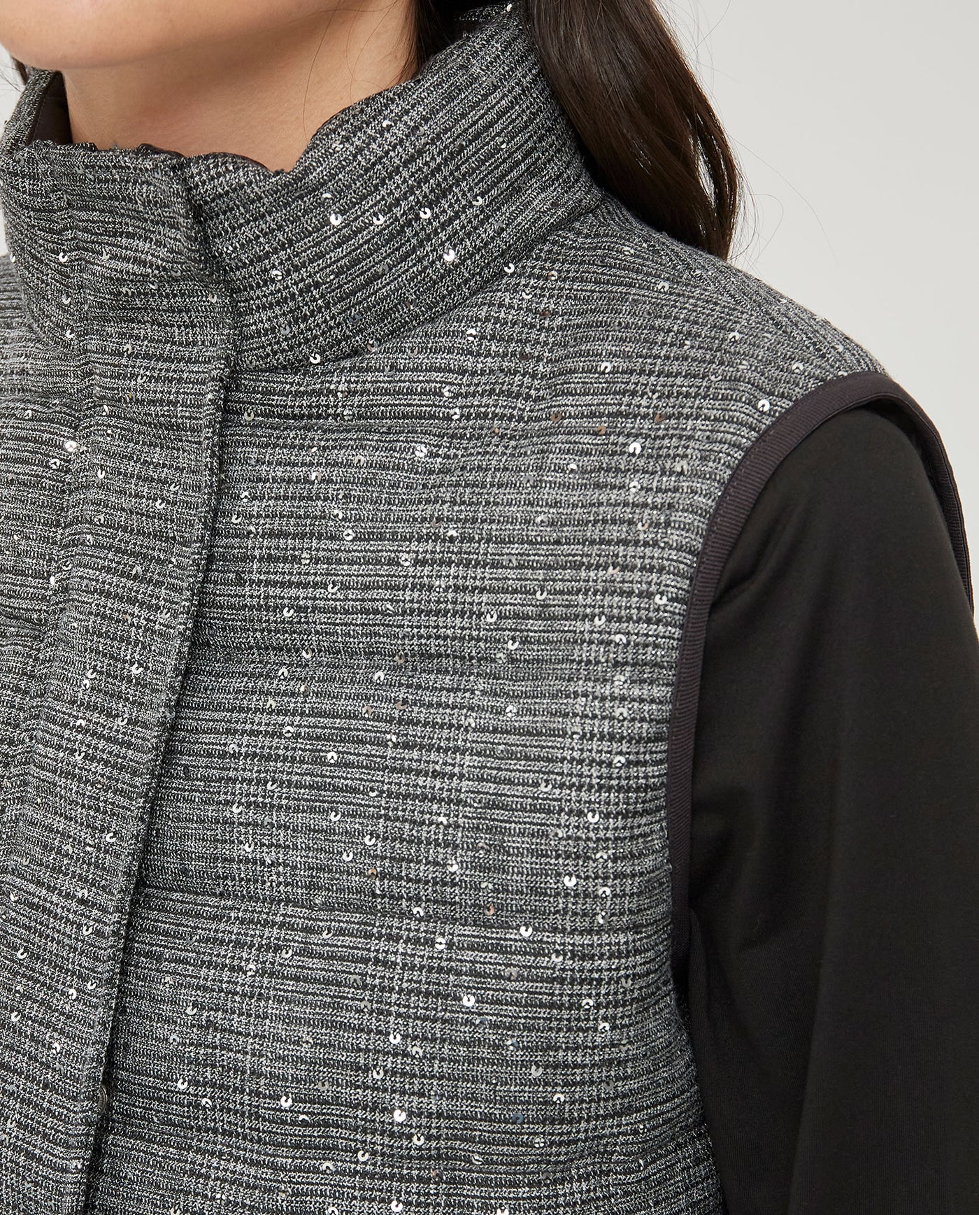 CHALECO ACOLCHADO CON LENTEJUELAS GRIS