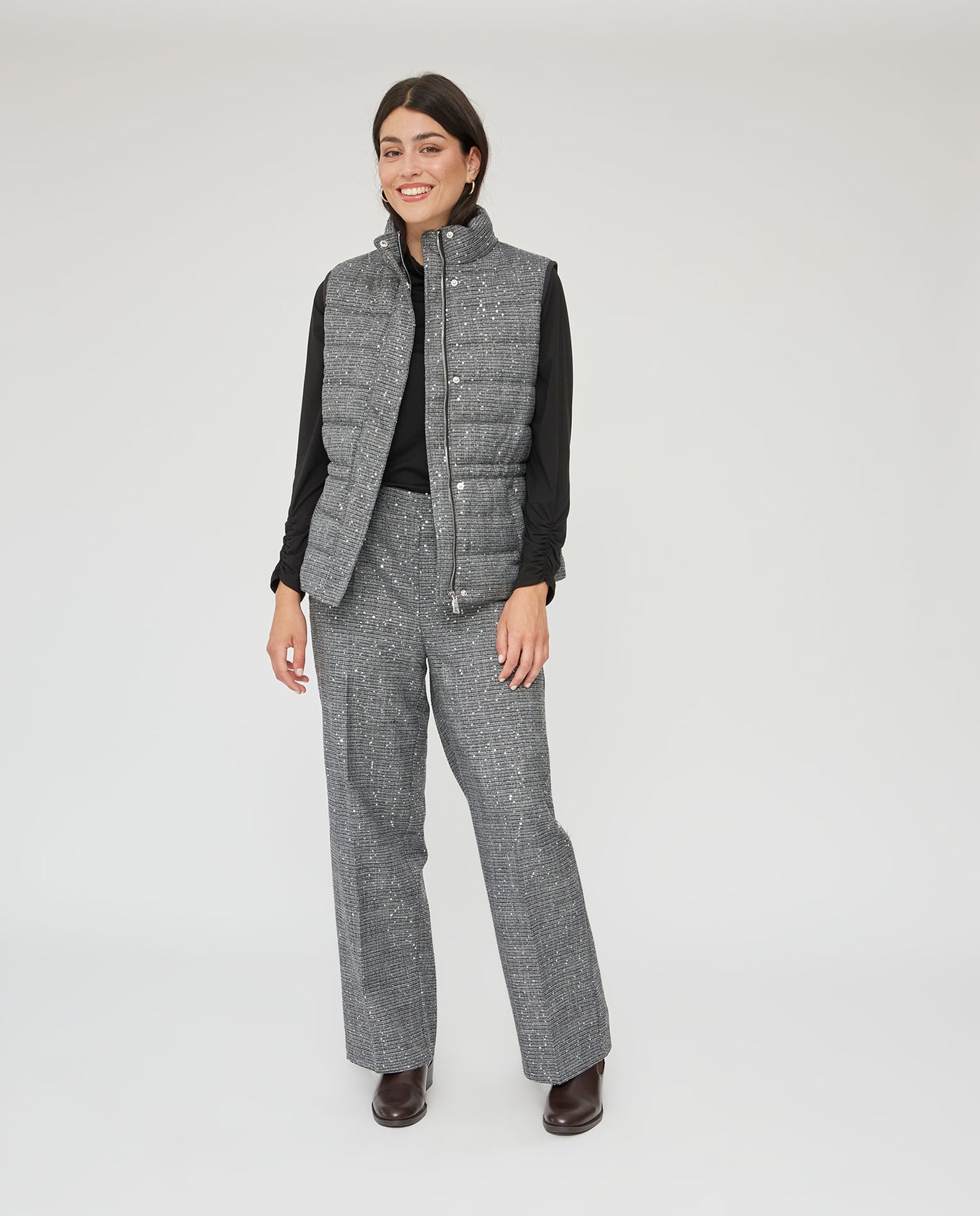CHALECO ACOLCHADO CON LENTEJUELAS GRIS