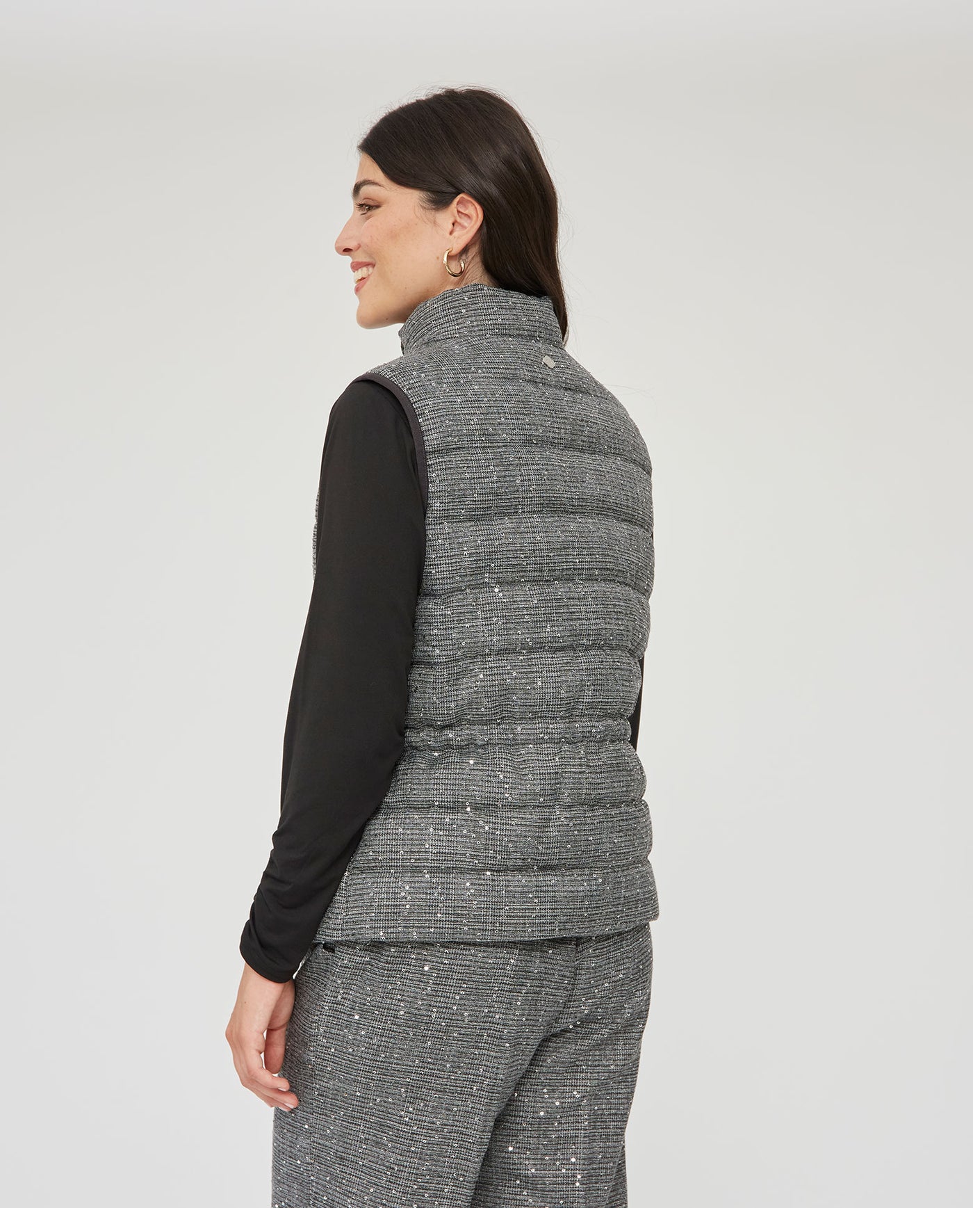 CHALECO ACOLCHADO CON LENTEJUELAS GRIS