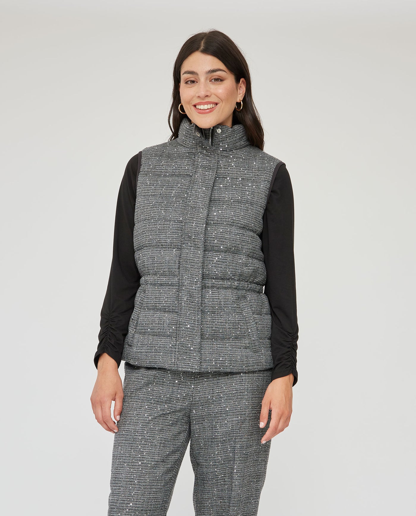 CHALECO ACOLCHADO CON LENTEJUELAS GRIS