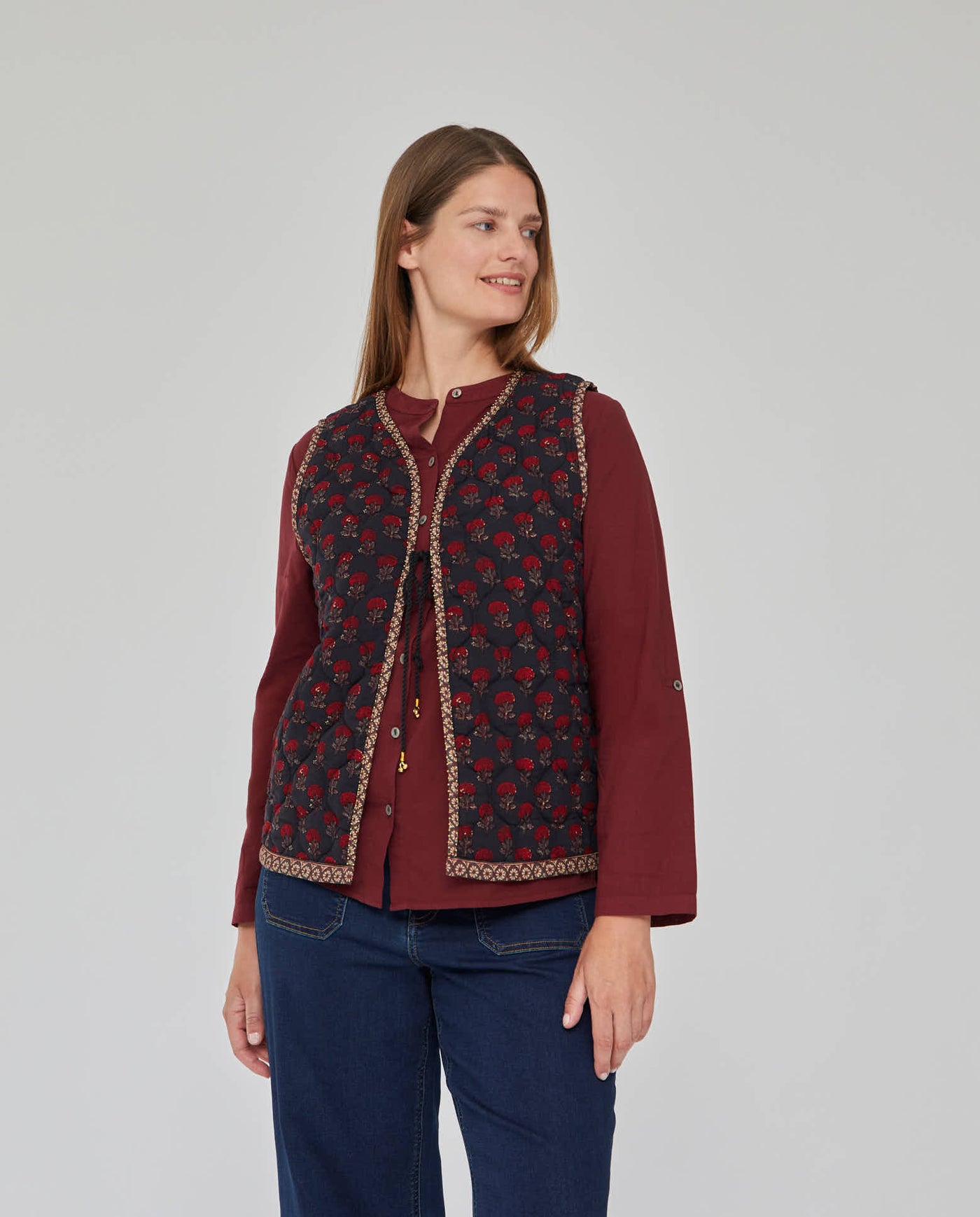 CHALECO ACOLCHADO ESTAMPADO CON DETALLE CUENTAS MARRÓN