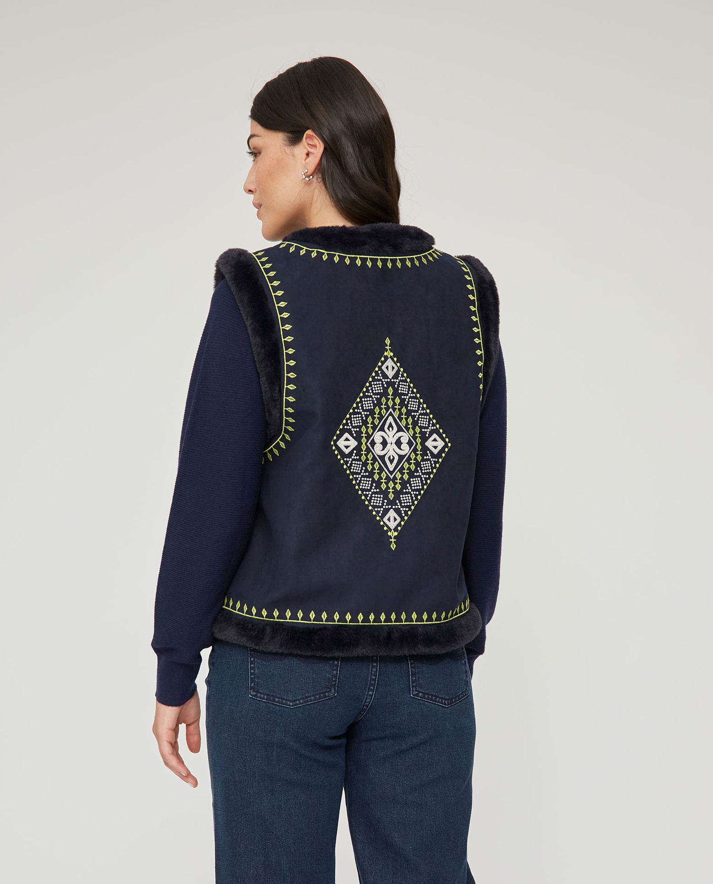 CHALECO BORDADO CON INTERIOR PELO  AZUL OSCURO