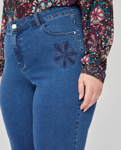PANTALON DENIM BORDADOS EN BOLSILLOS DELANTEROS  AZUL