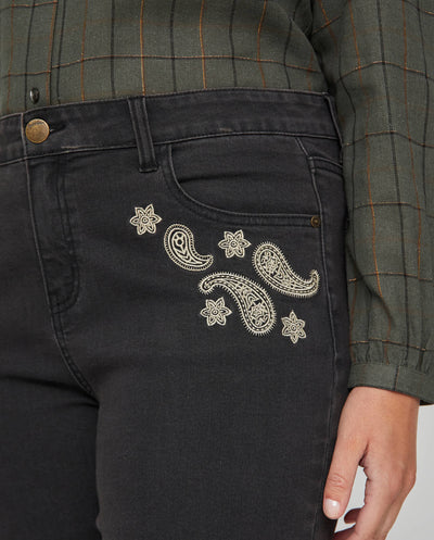 PANTALON DENIM BORDADO PAISLEY EN COLOR CONTRASTE GRIS
