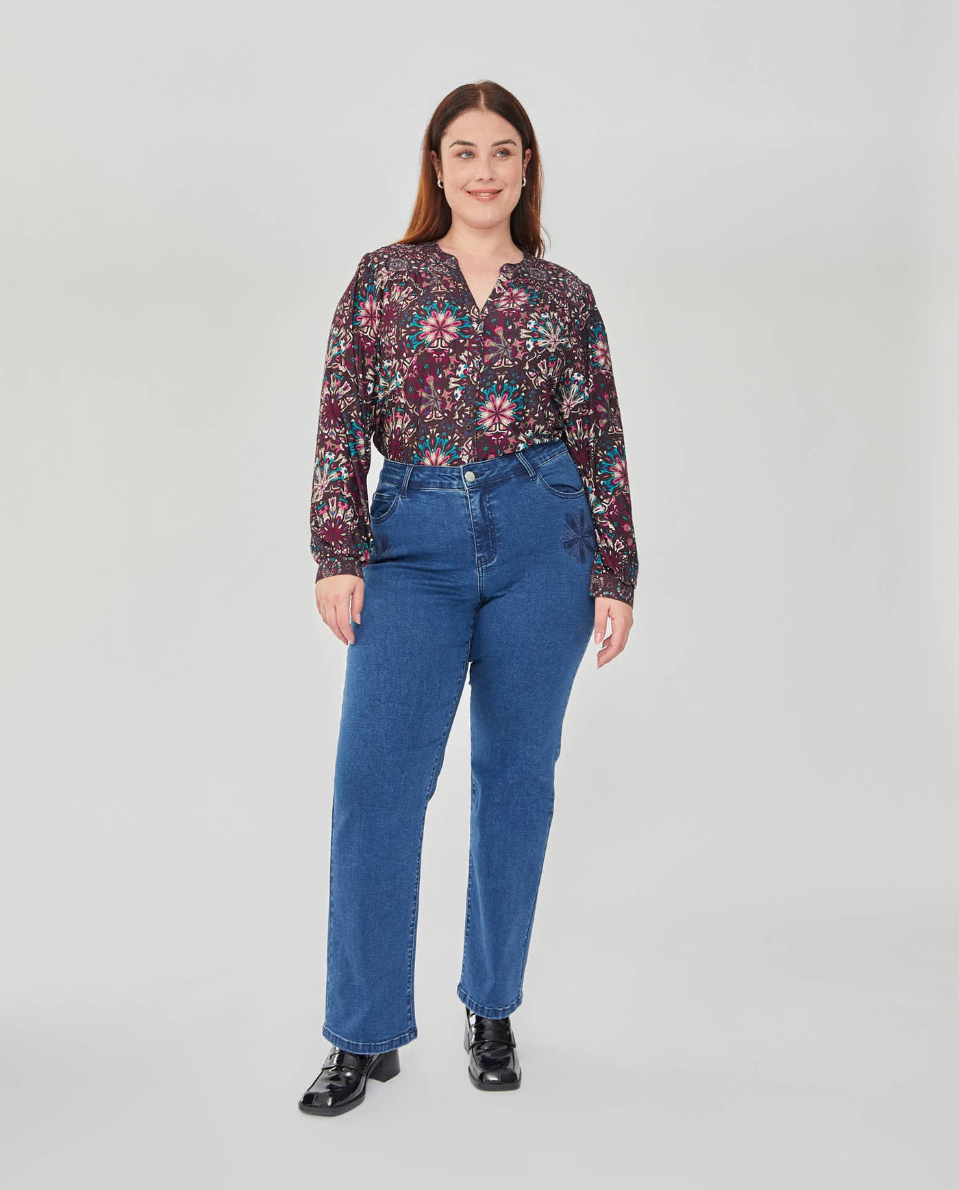 PANTALON DENIM BORDADOS EN BOLSILLOS DELANTEROS  AZUL