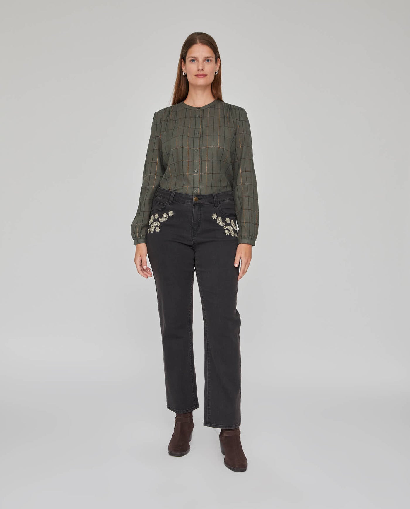 PANTALON DENIM BORDADO PAISLEY EN COLOR CONTRASTE GRIS
