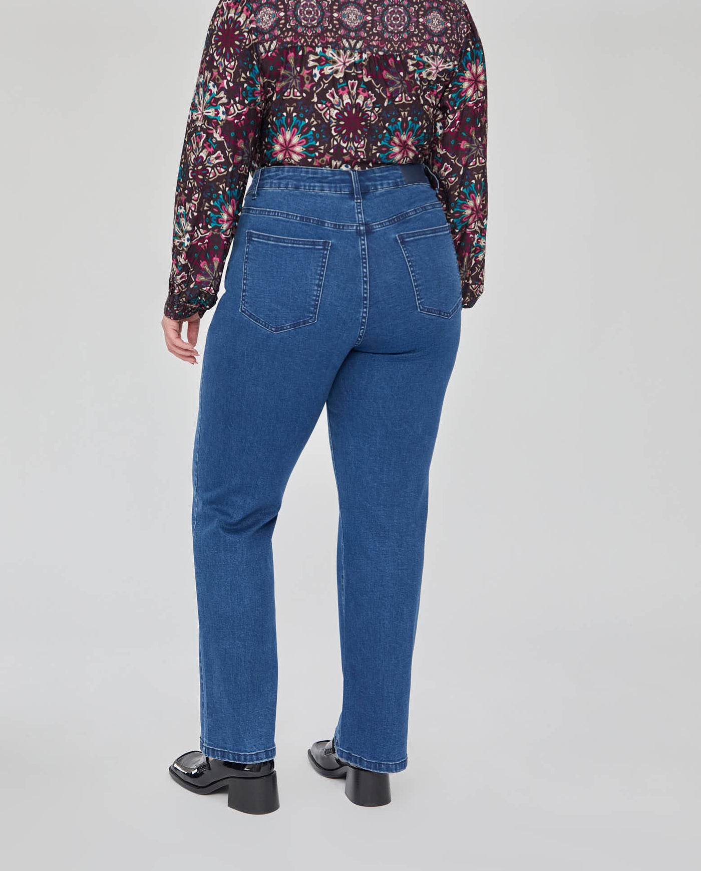 PANTALON DENIM BORDADOS EN BOLSILLOS DELANTEROS  AZUL