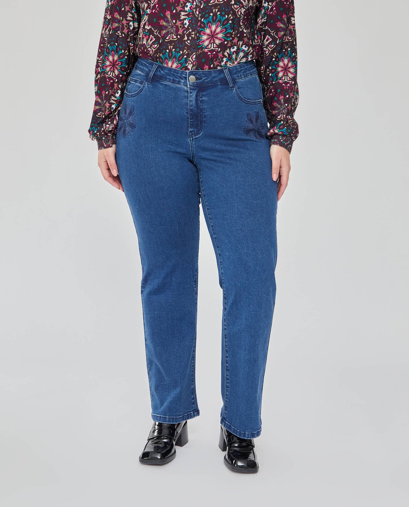 PANTALON DENIM BORDADOS EN BOLSILLOS DELANTEROS  AZUL