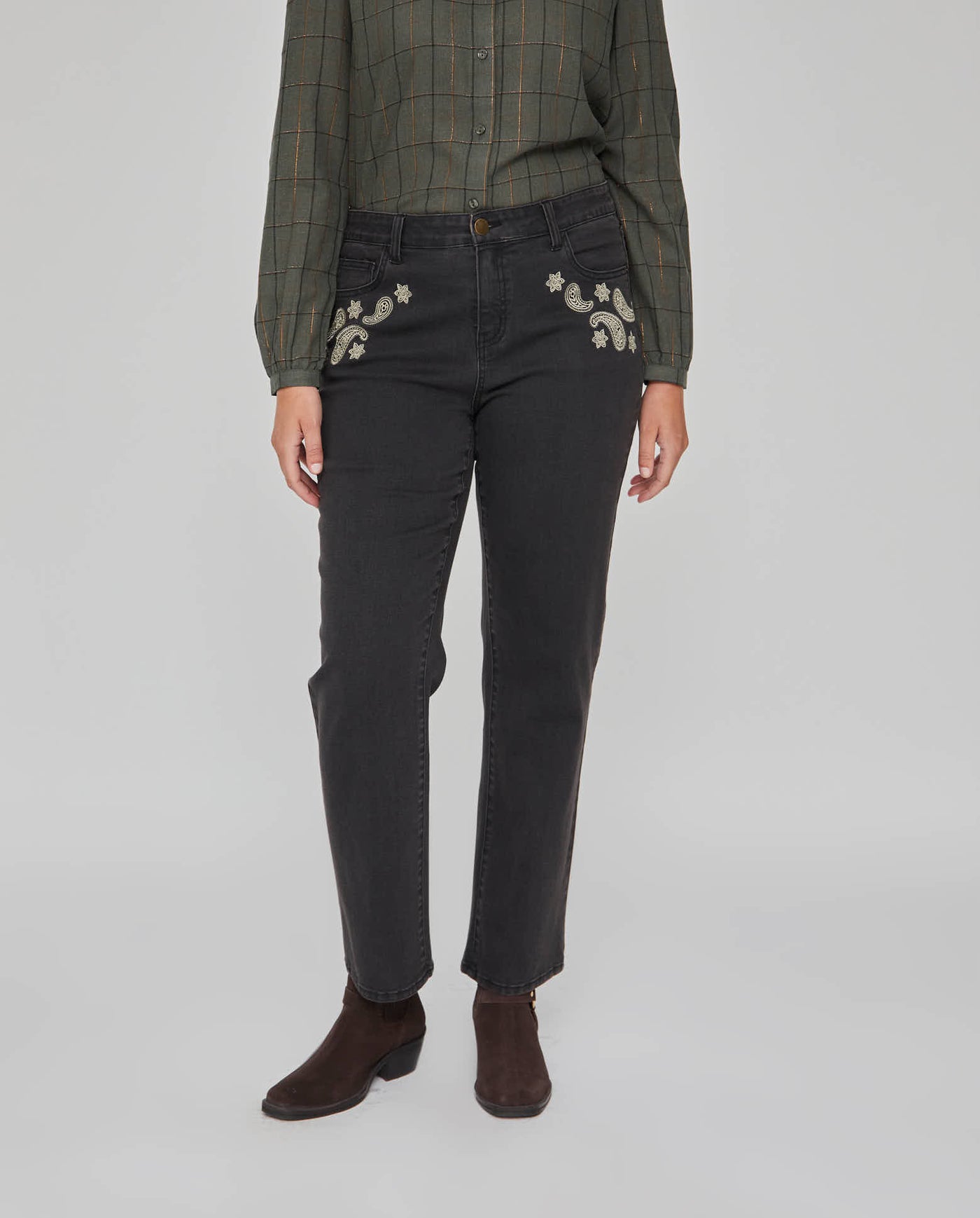 PANTALON DENIM BORDADO PAISLEY EN COLOR CONTRASTE GRIS