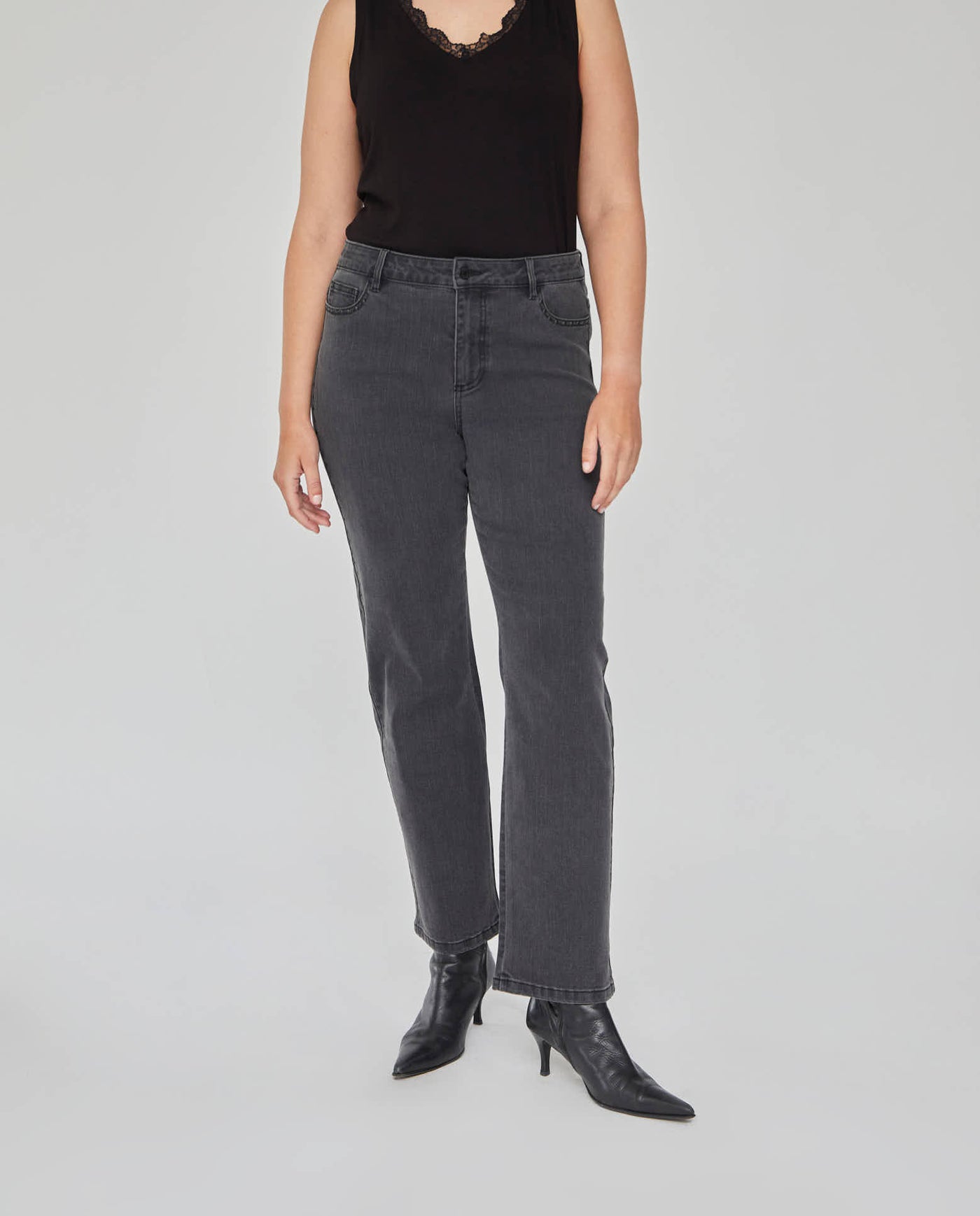 PANTALÓN DENIM CON TACHAS METÁLICAS GRIS