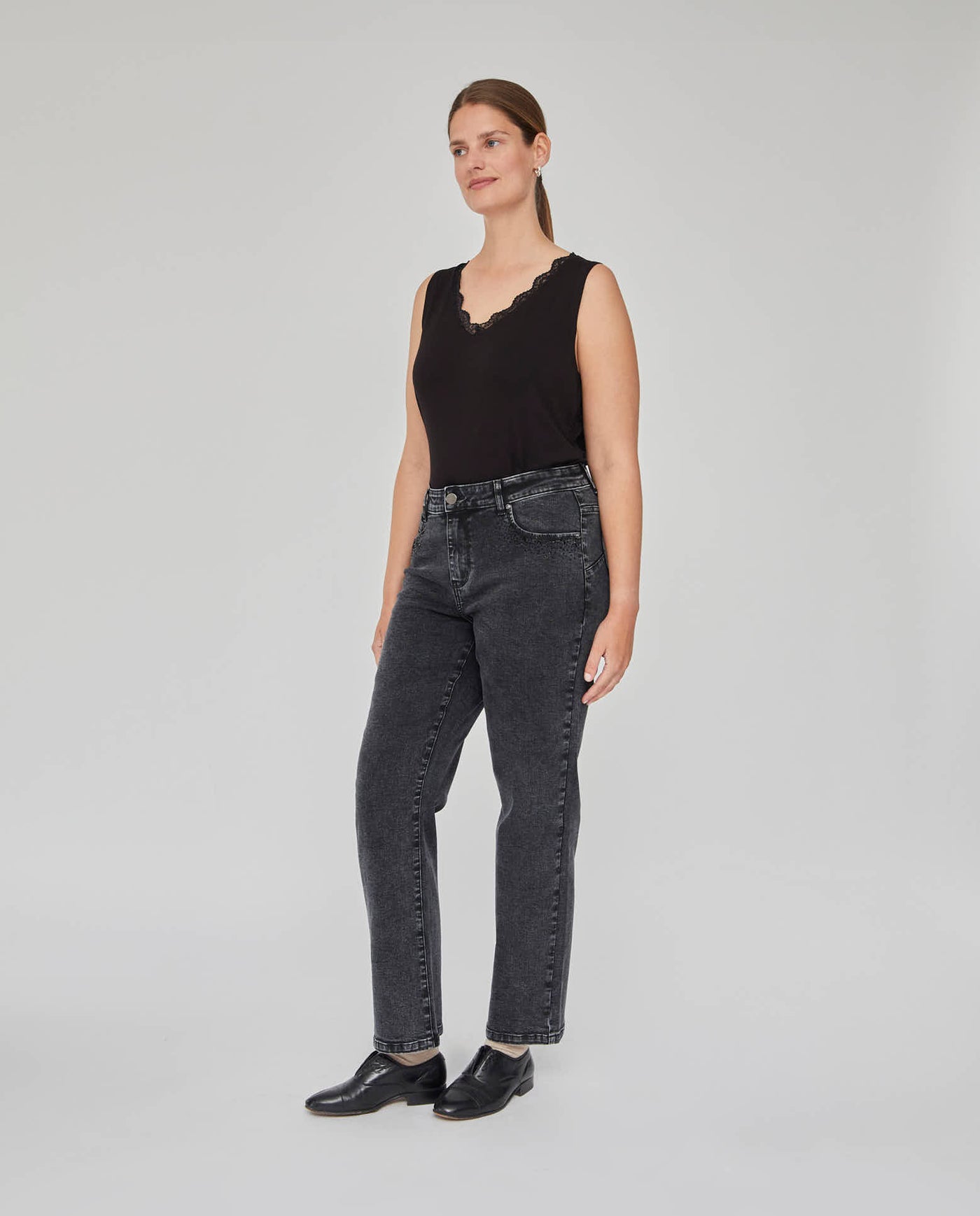 PANTALON DENIM PUSH UP CON DETALLE DE BRILLOS EN BOLSILLOS NEGRO