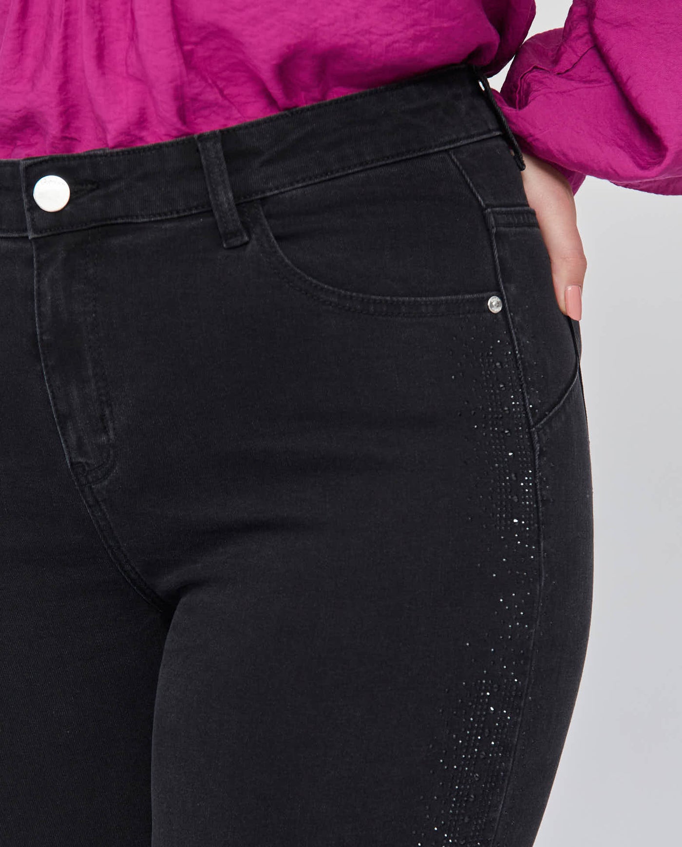PANTALON DENIM RECTO CON DETALLE STRASS EN LATERAL NEGRO
