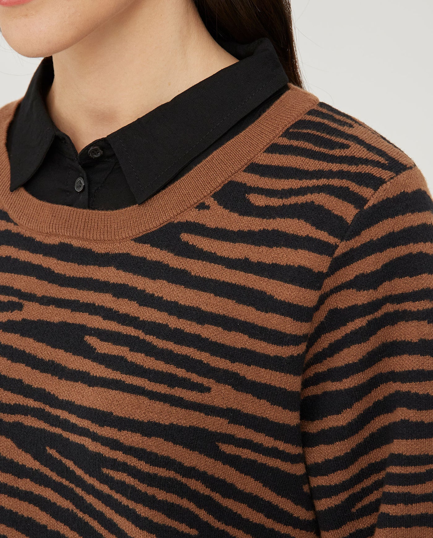 JERSEY CEBRA CON CUELLO SOLAPA INTERIOR TOSTADO
