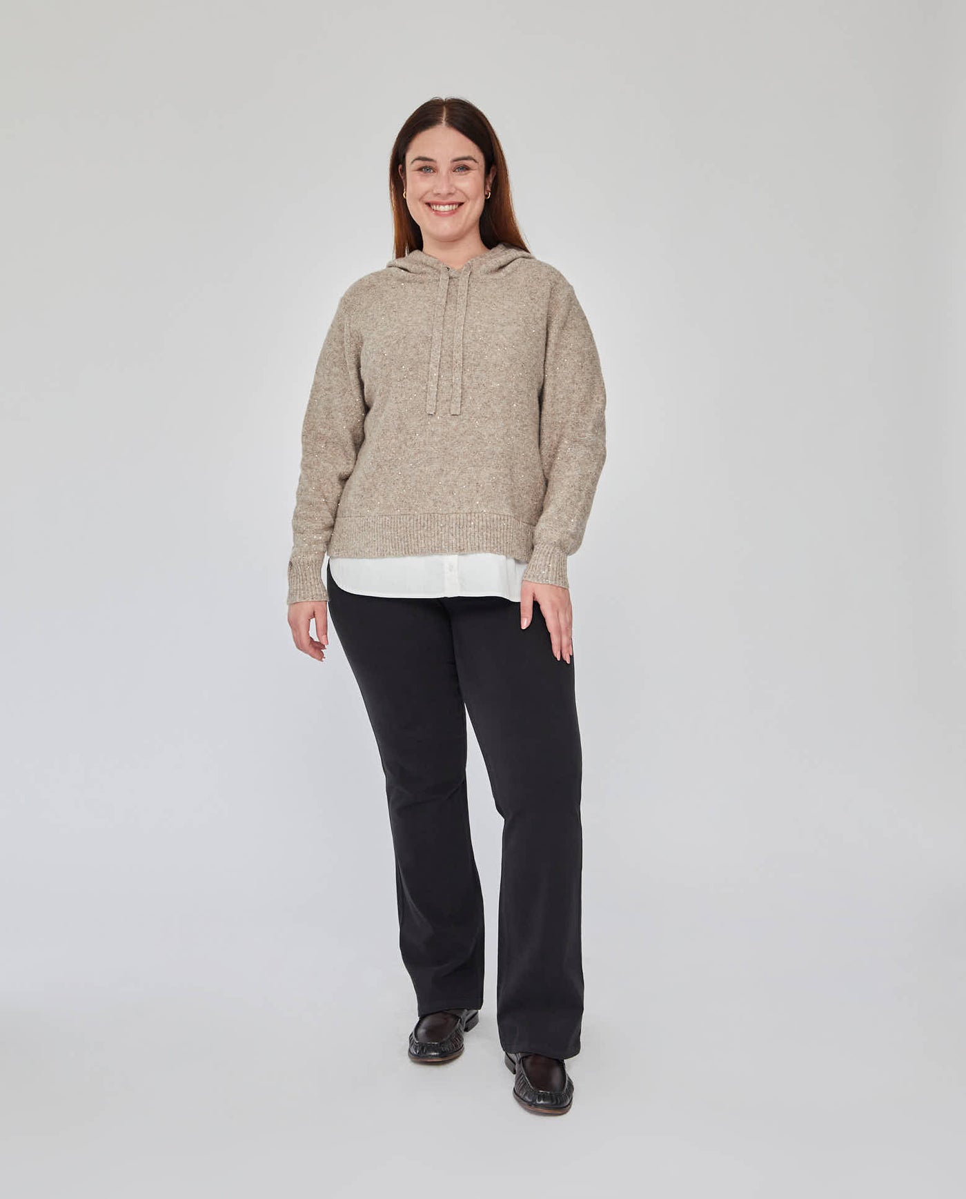 JERSEY CON CAPUCHA E HILO METALICO CAMEL JASPE