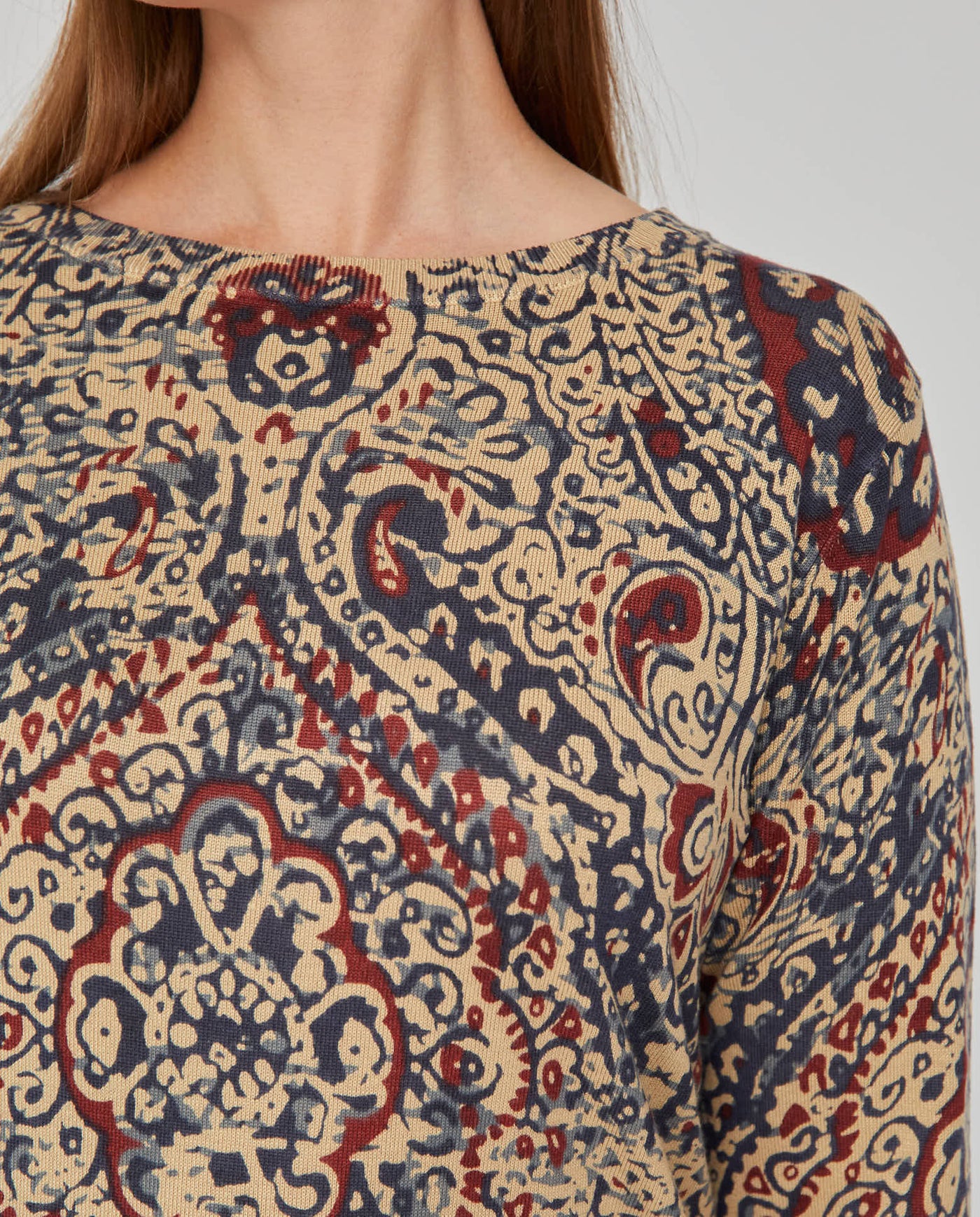 JERSEY ESTAMPADO CON CUELLO BARCO Y MANGA LARGA  MARRÓN