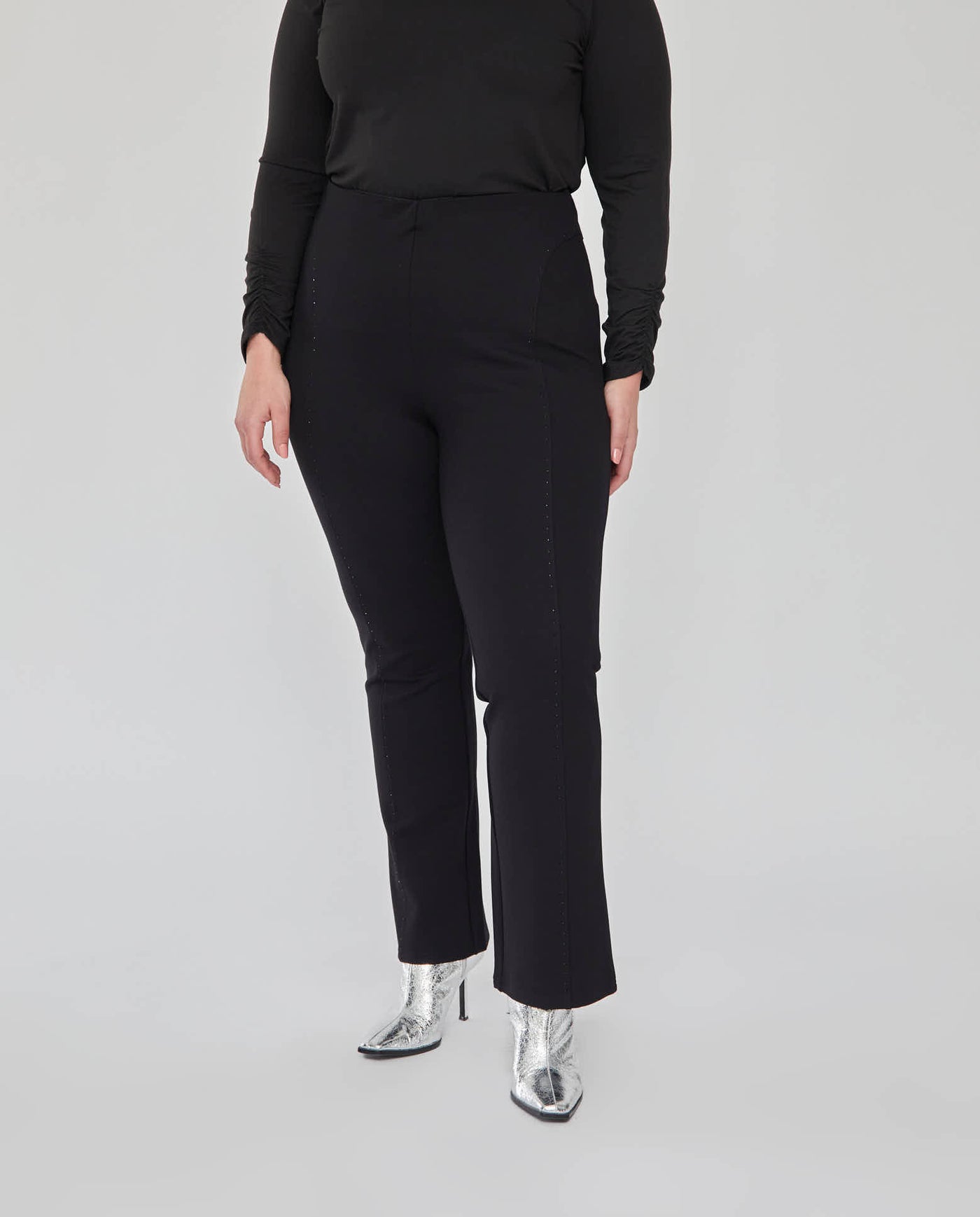 LEGGINGS BAJO EVASE Y APLICACIONES DE STRASS NEGRO