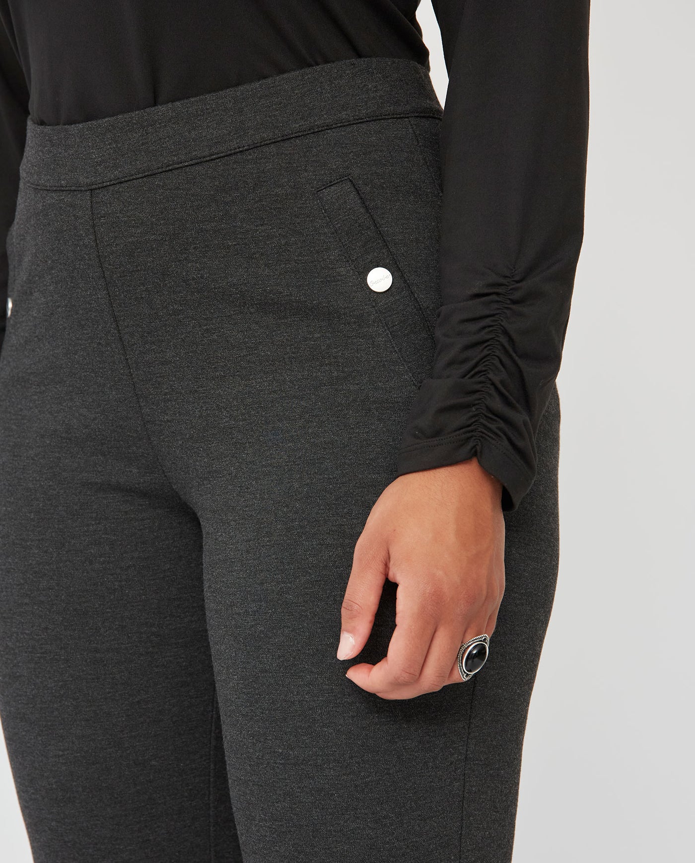 LEGGINGS FALSO BOLSILLO CON BOTON EN DELANTERO  GRIS JASPE