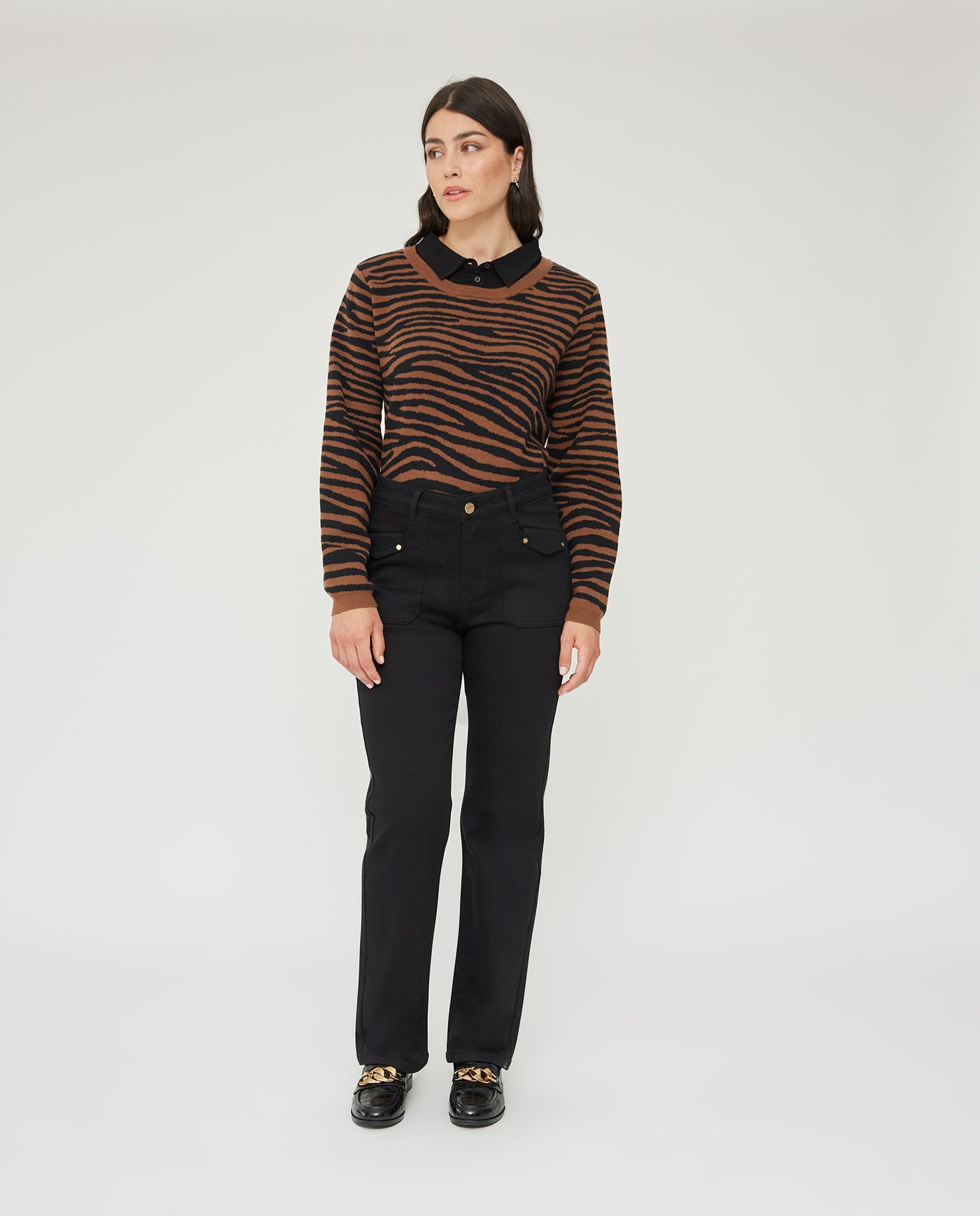 PANTALÓN DENIM BOLSILLOS PLASTRON CON SOLAPA NEGRO