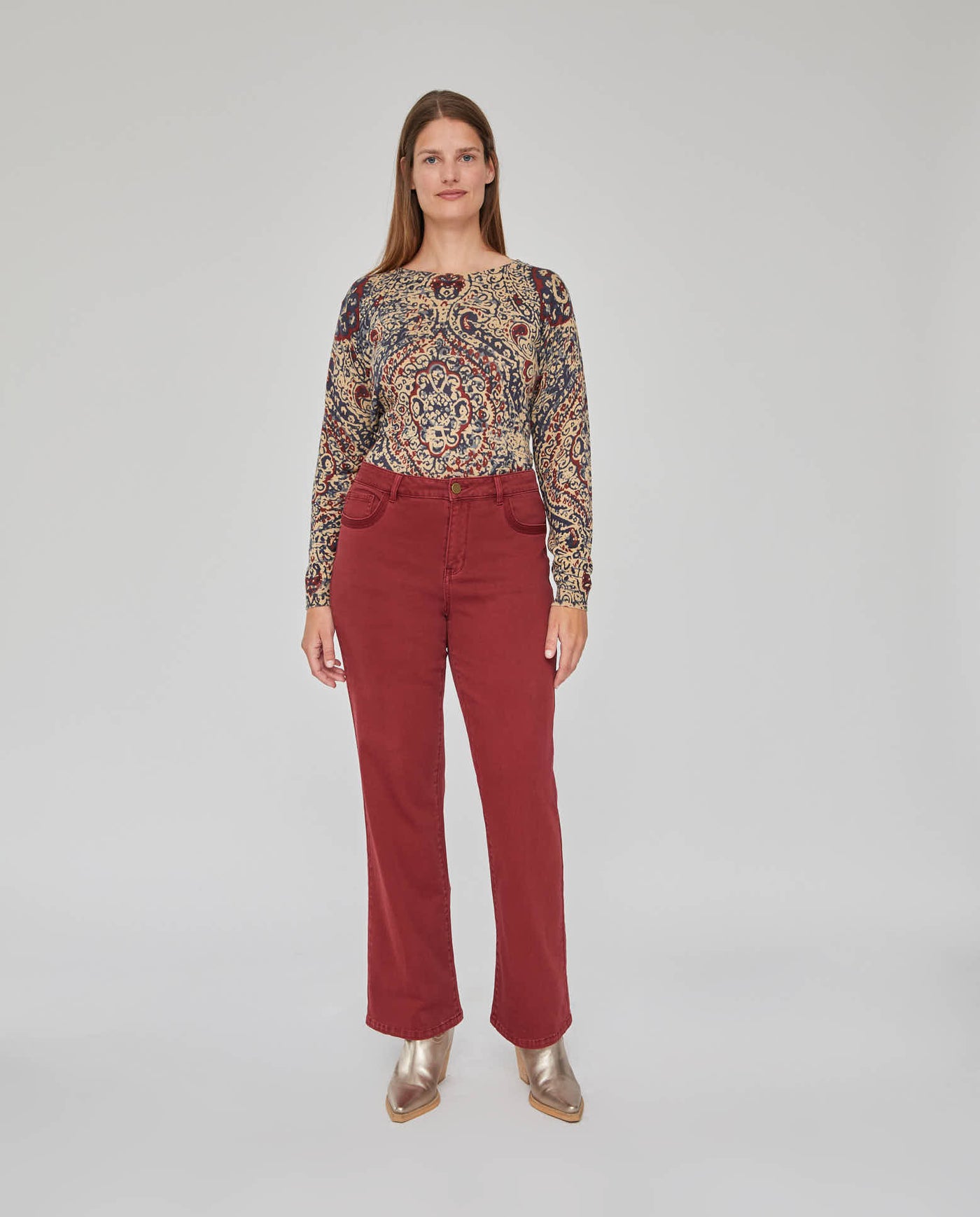 PANTALON CINCO BOLSILLOS BAJO EVASE GRANATE